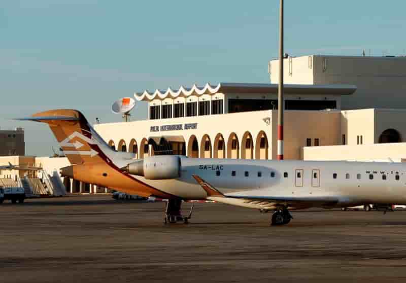 Un couple d'italiens courent apres un avion a malte