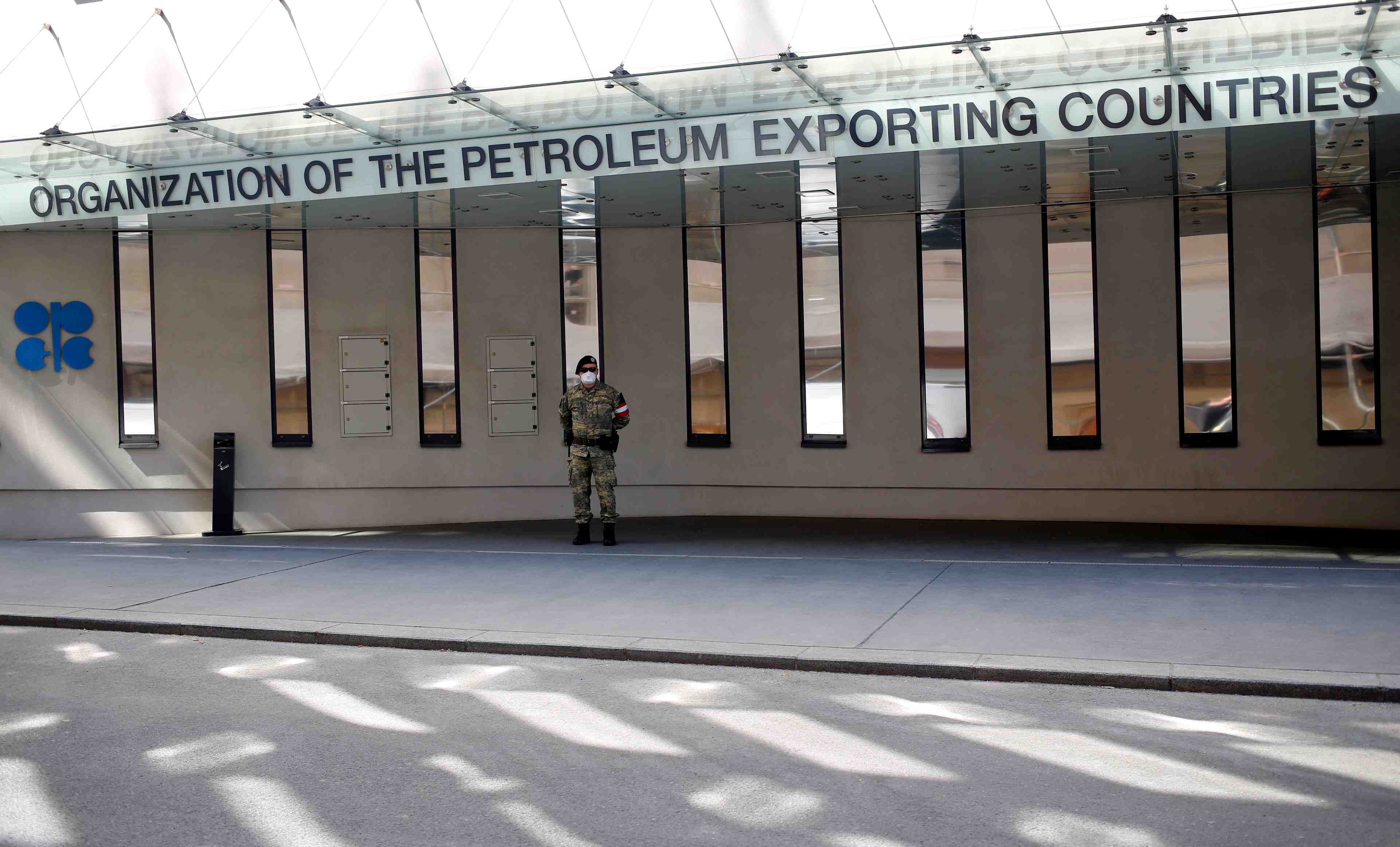 Reunion de l'opep+ face a la baisse des prix du petrole