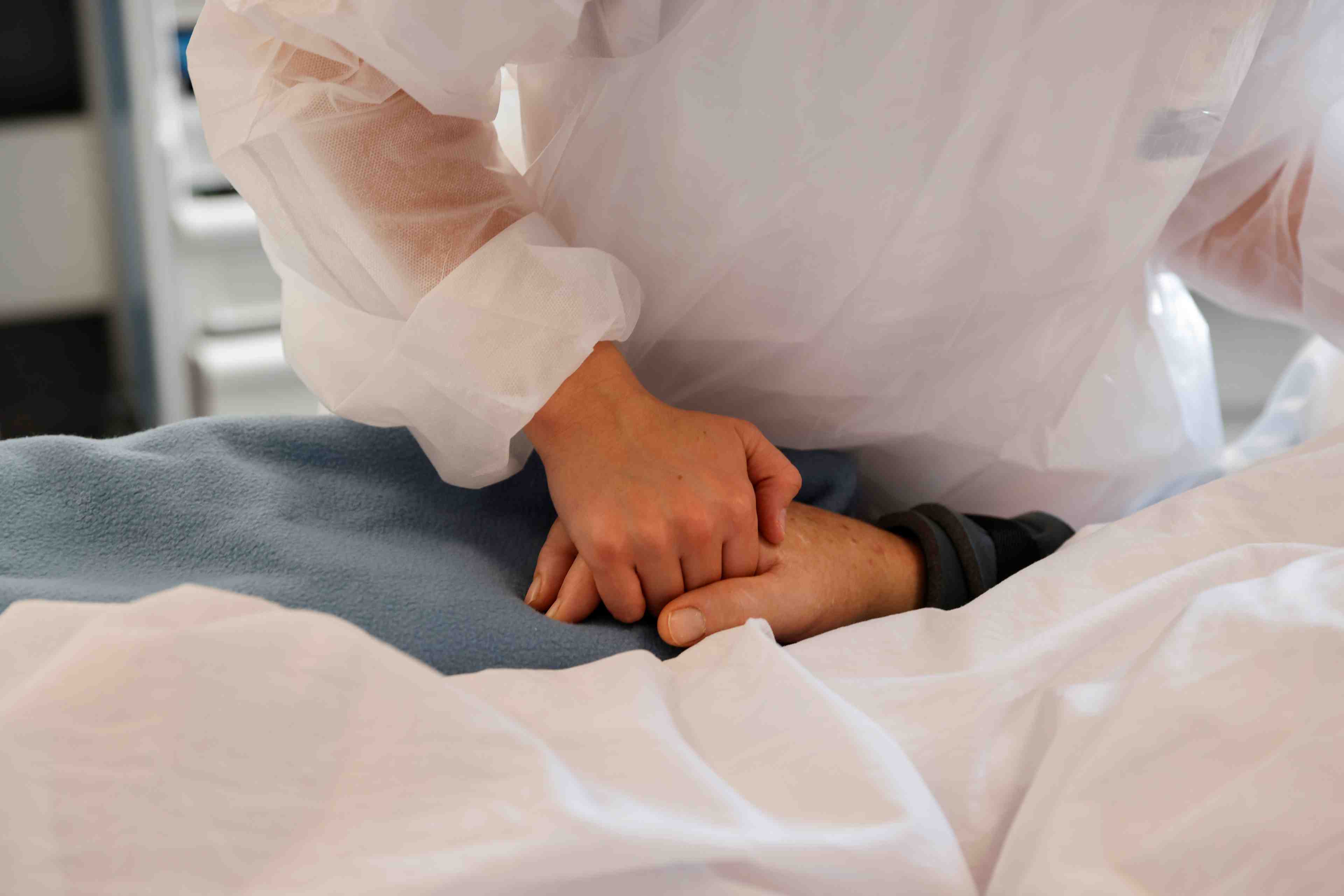 Coronavirus: les hospitalisations en france se rapprochent du pic d'avril
