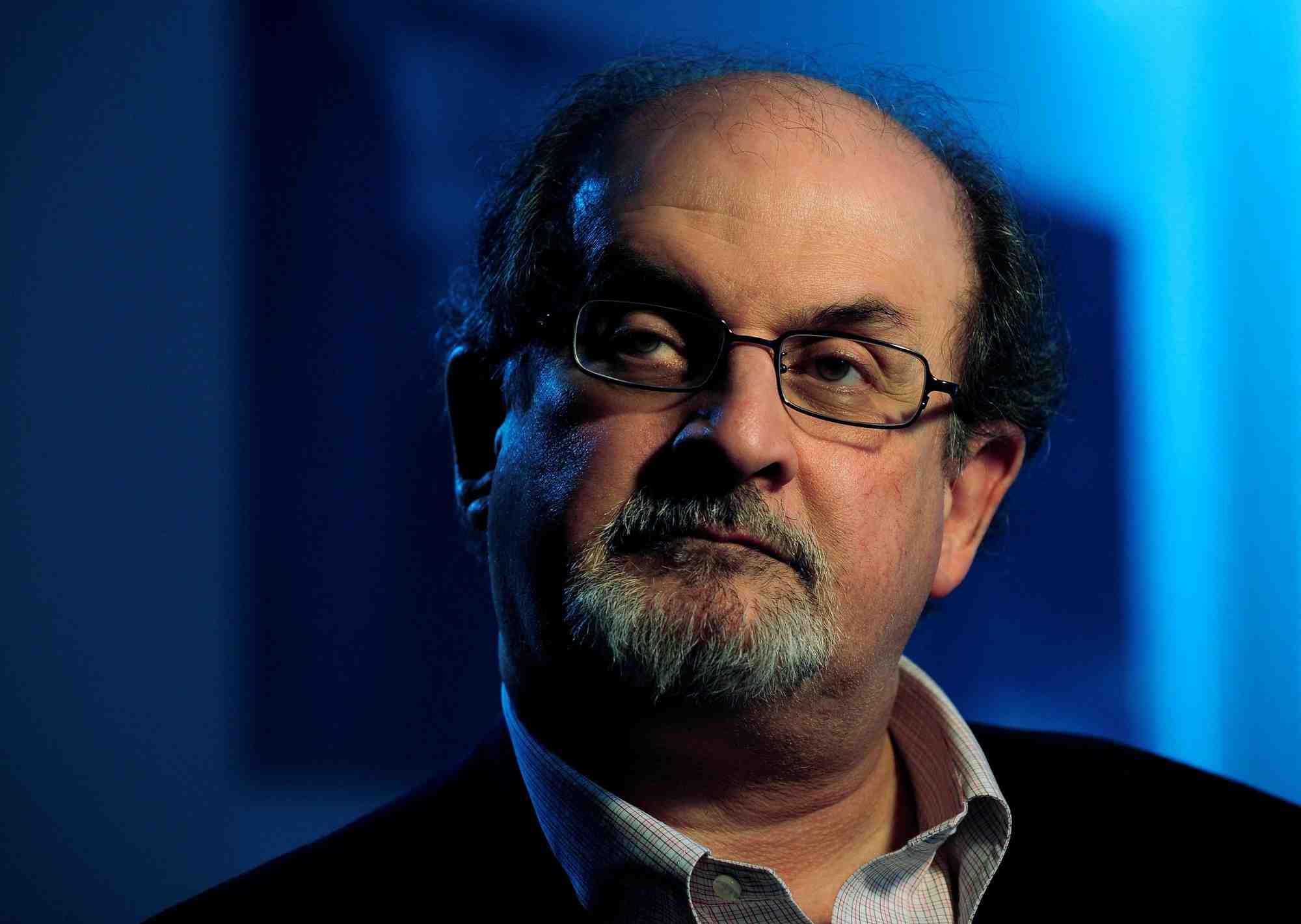 L'assaillant de rushdie plaide non coupable, l'ecrivain toujours hospitalise
