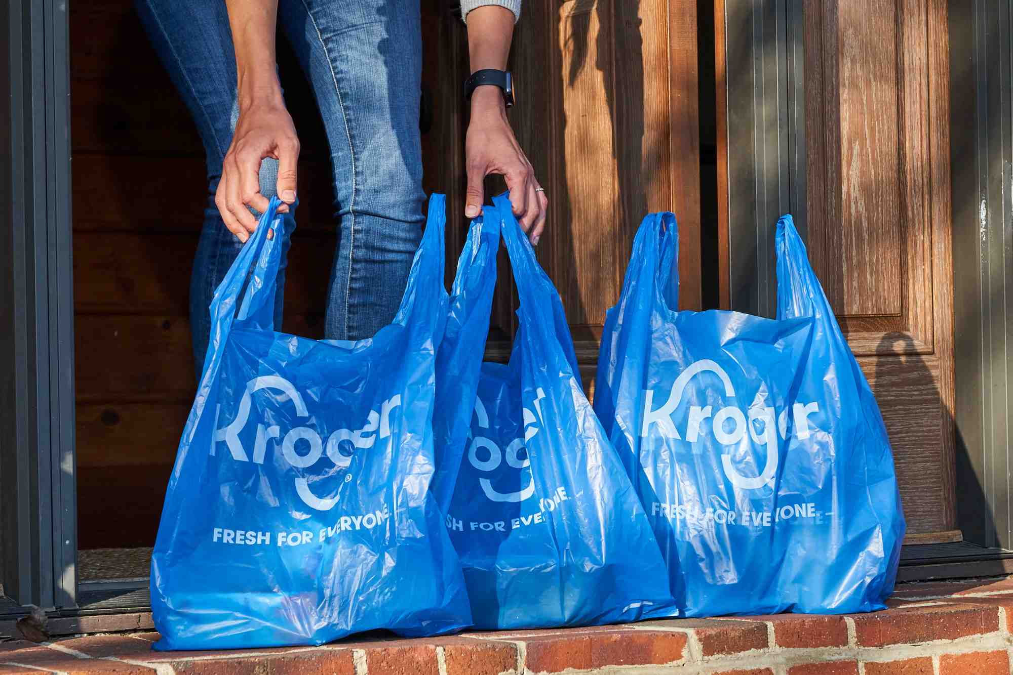Photo non datee montrant des sacs de livraison du distributeur kroger