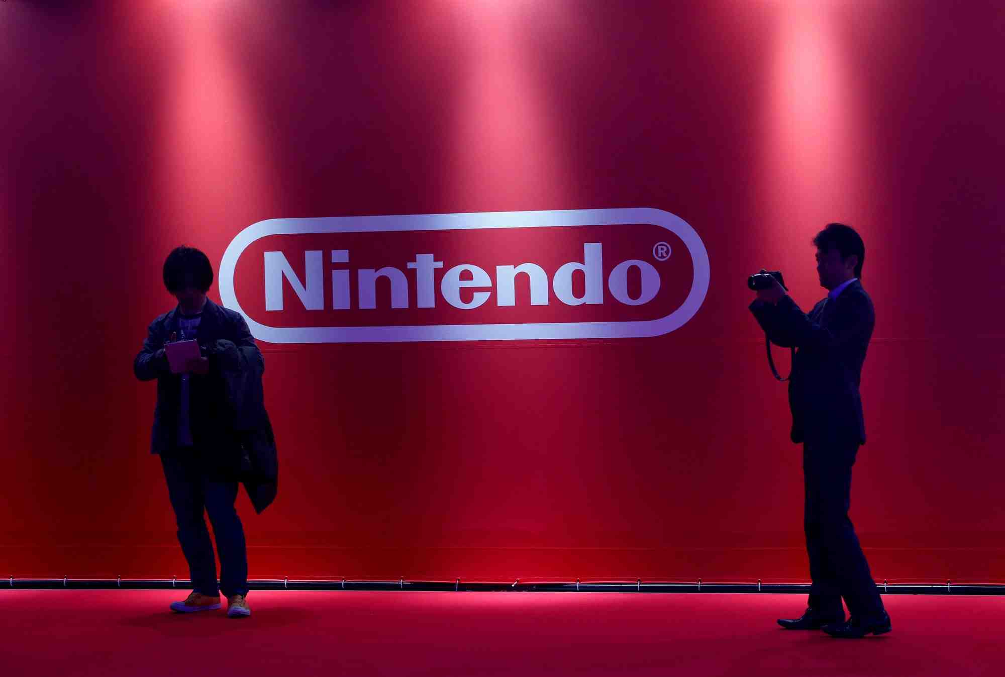 Des gens devant le logo de nintendo a tokyo