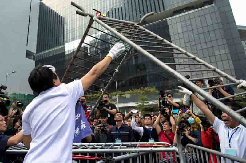 Une partie du campement des manifestants évacuée à Hong Kong