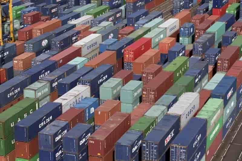Le deficit commercial baisse legerement