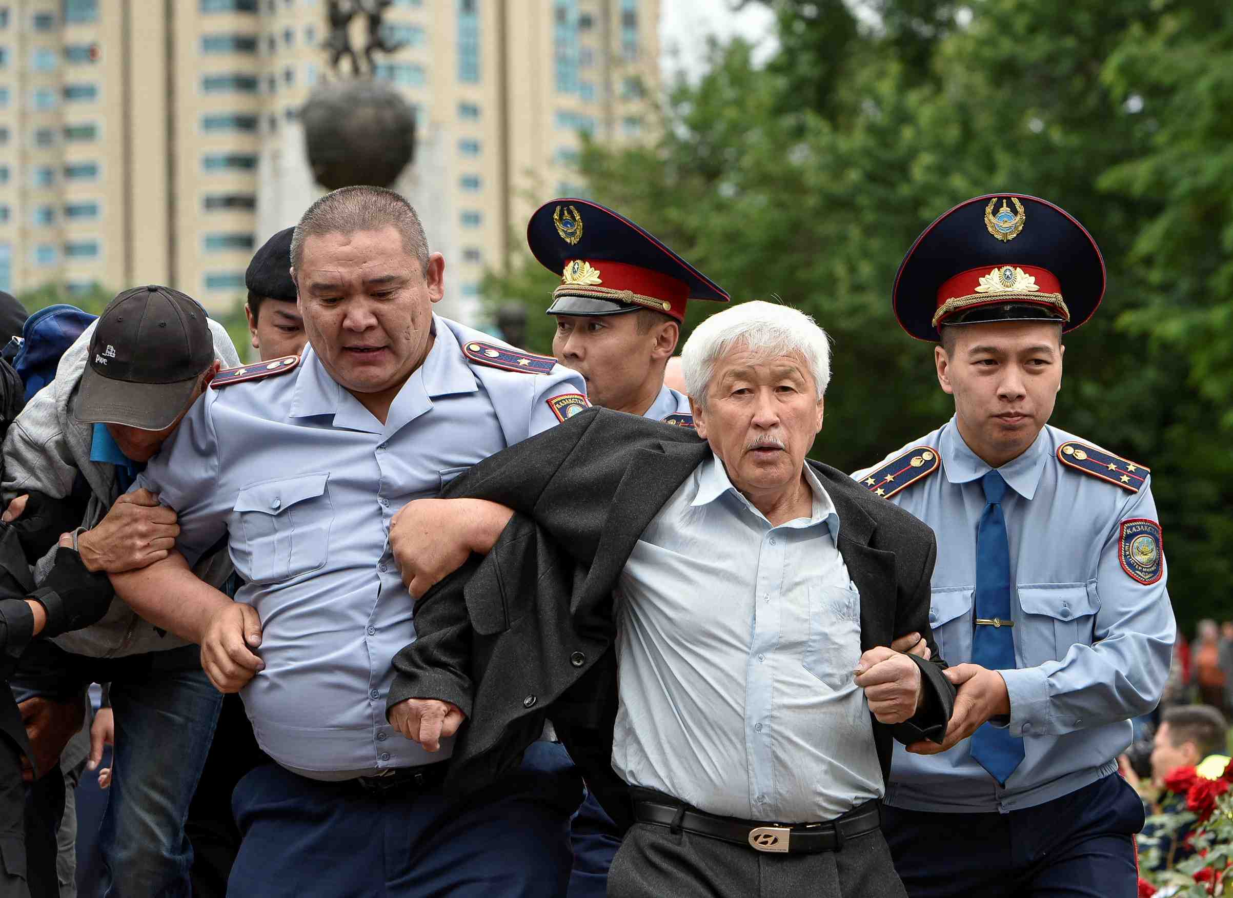 Centaines de manifestants arretes au kazakhstan pendant la presidentielle