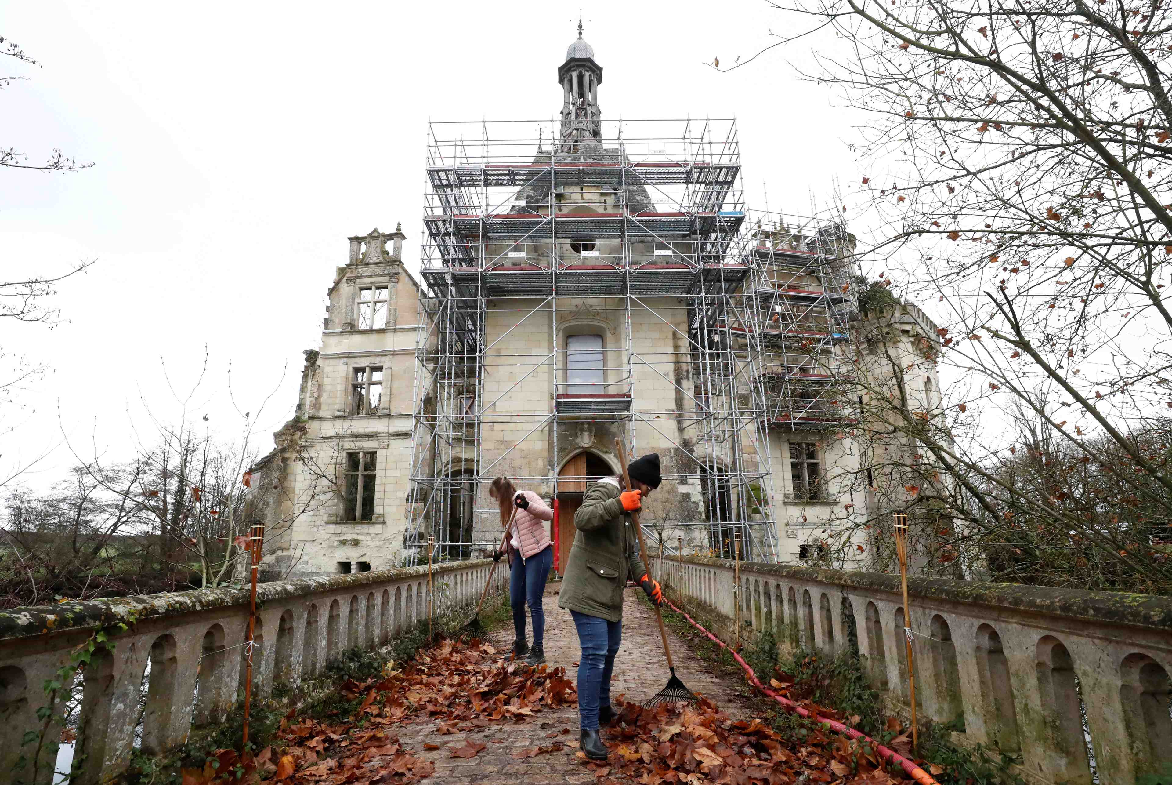 Noel a la mothe chandeniers, ruine poetique aux 25.000 proprietaires