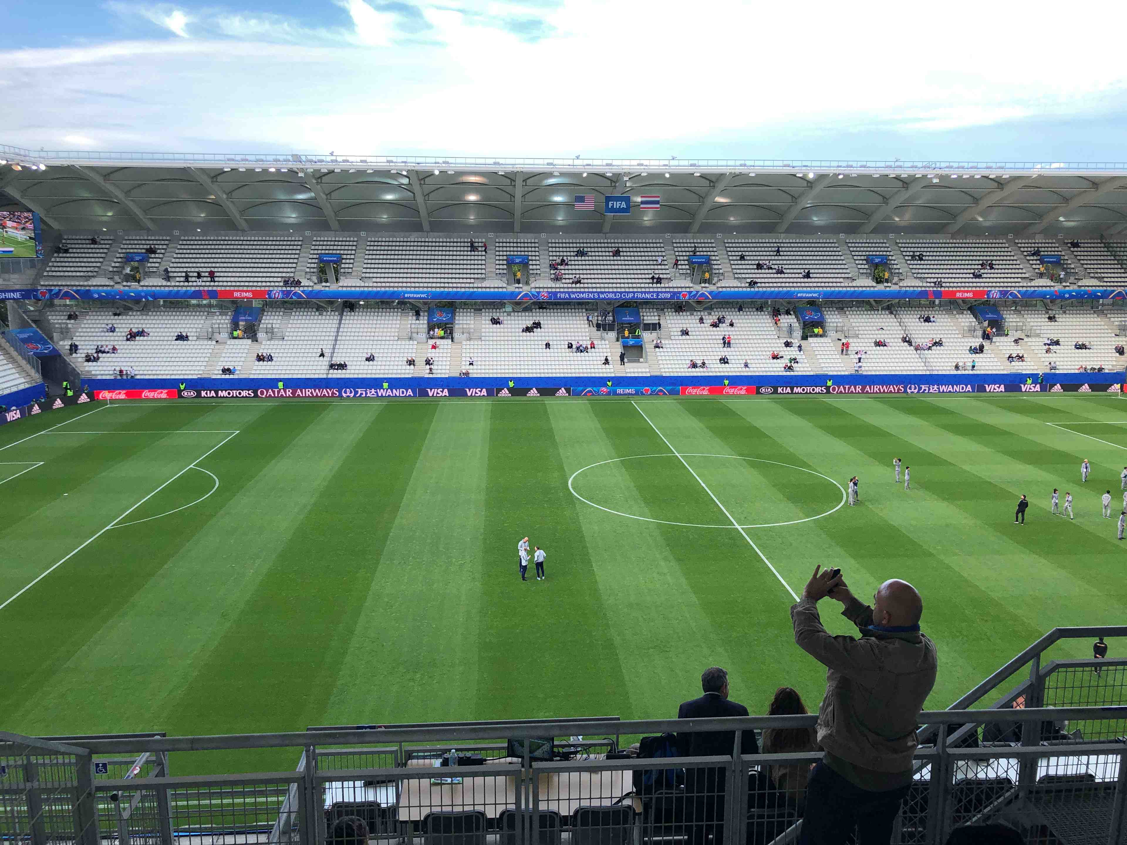 Les stades restent limites a 5.000 spectateurs, des derogations possibles