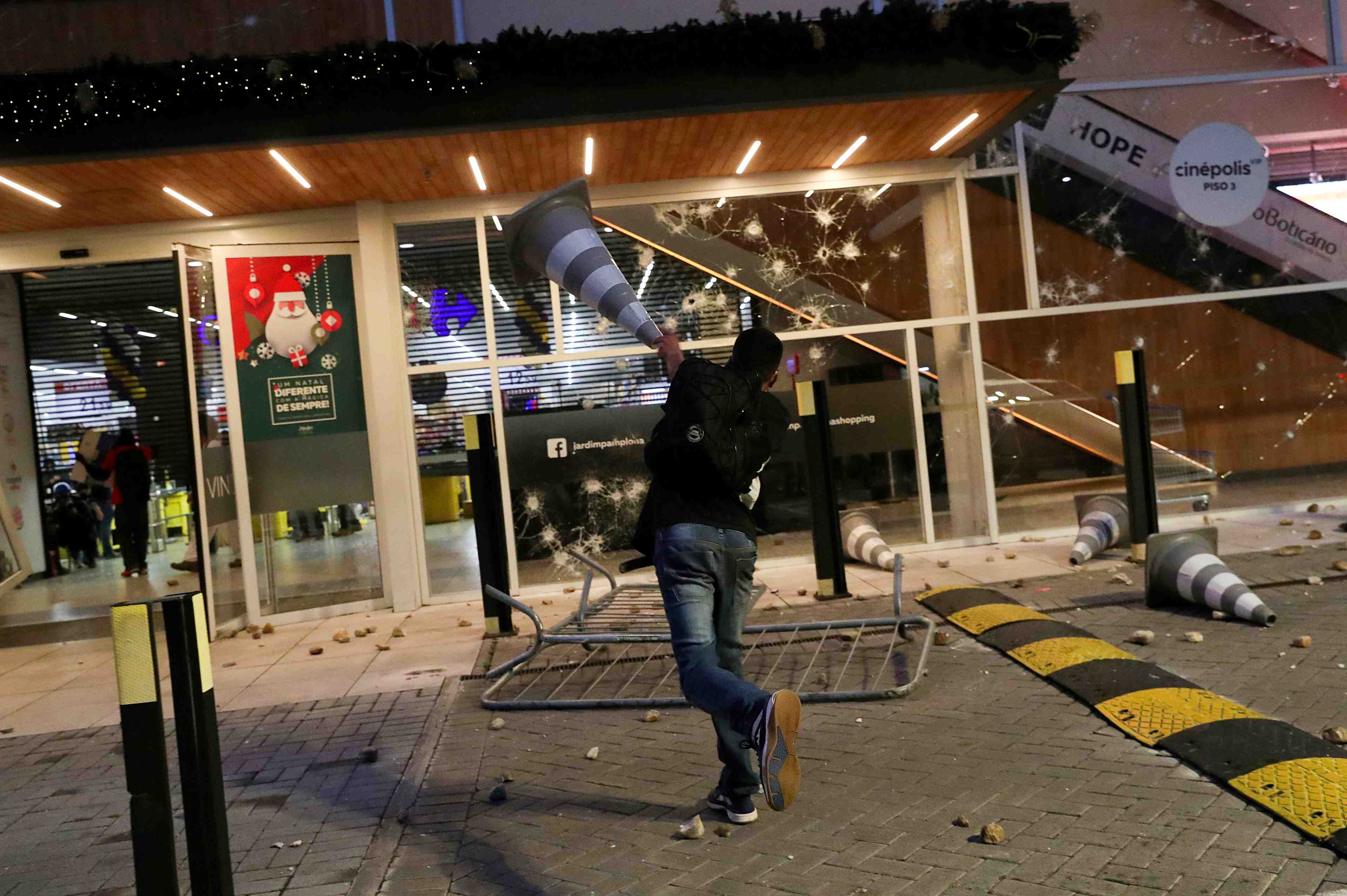Violences au bresil apres le deces d'un noir battu a mort par des vigiles d'un magasin carrefour