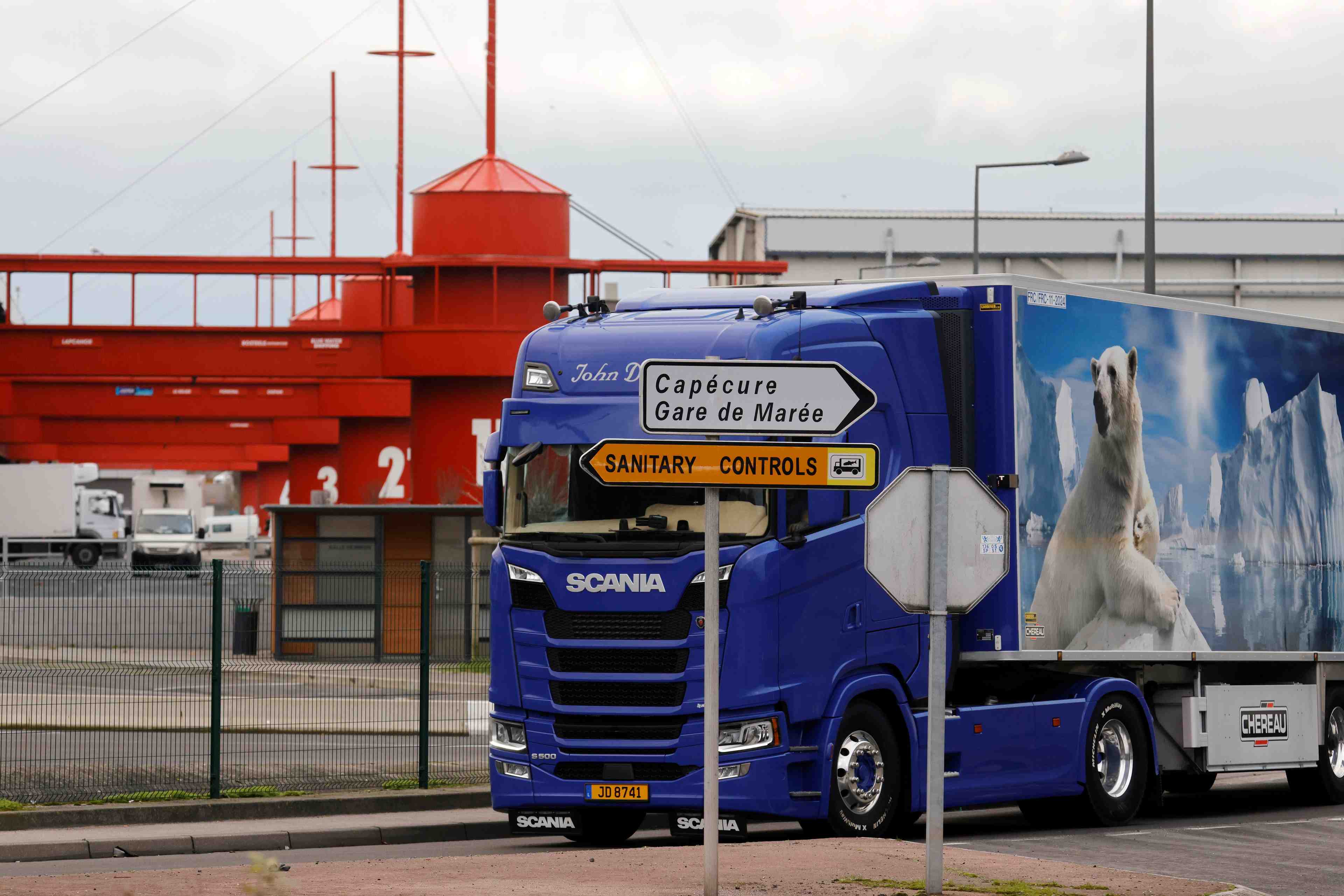 Des pecheurs francais bloquent des camions britanniques transportant du poisson debarque au royaume-uni