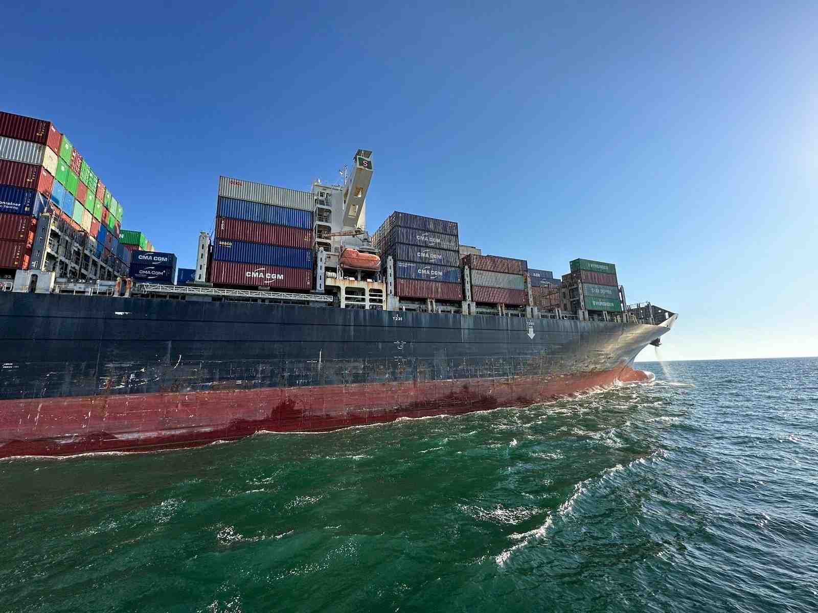 Un porte conteneur, battant le pavillon de hong kong, quitte le port maritime d'odessa