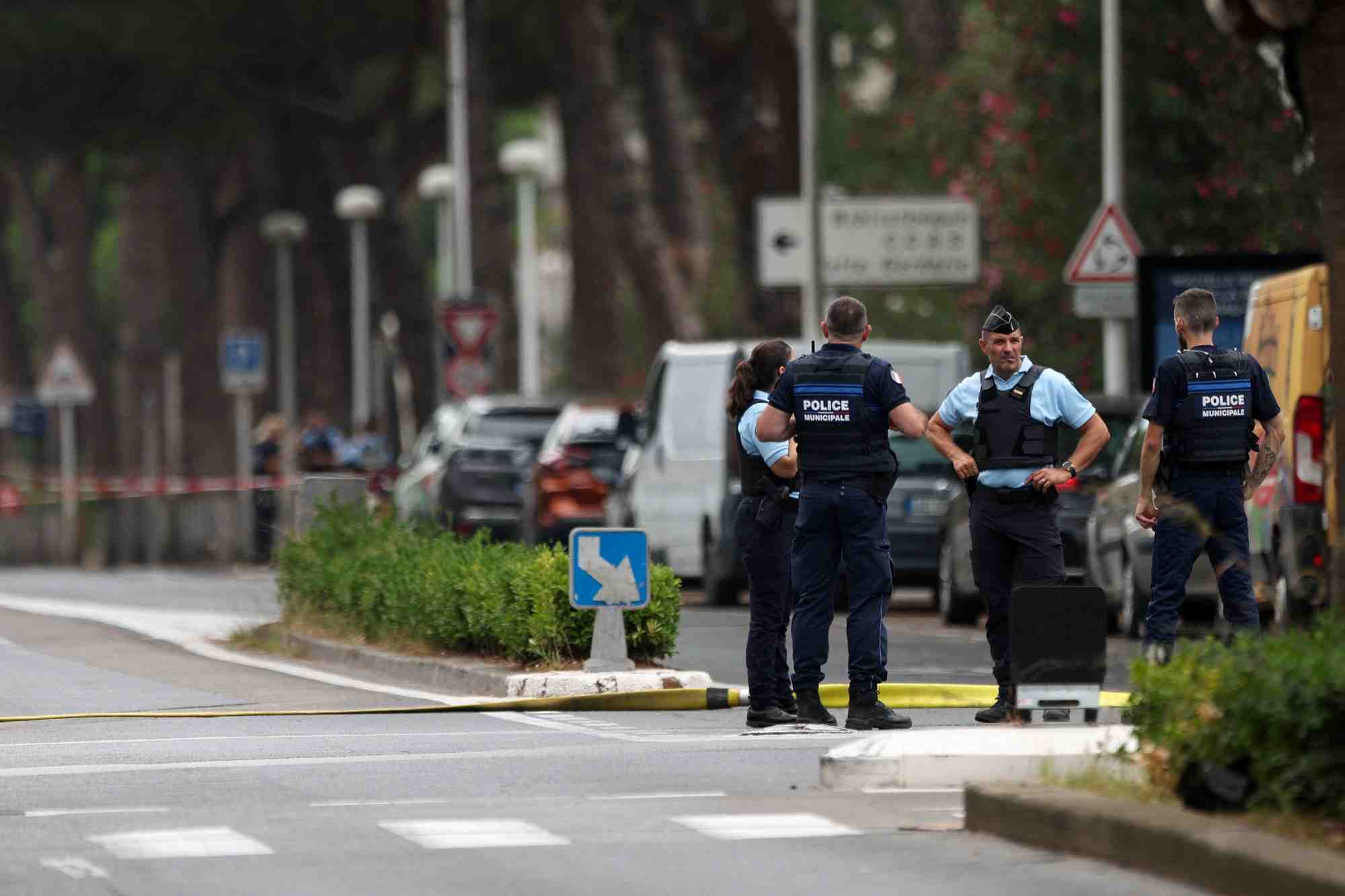La police francaise monte la garde apres que des voitures ont ete incendiees devant la synagogue de la ville, a la grande-motte.