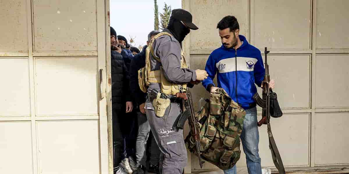 Des policiers et soldats de l’ex-régime d’Assad rendent leurs armes aux autorités de transition.