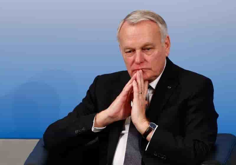 Ayrault appelle lafarge a "reflechir" a sa participation au mur de trump