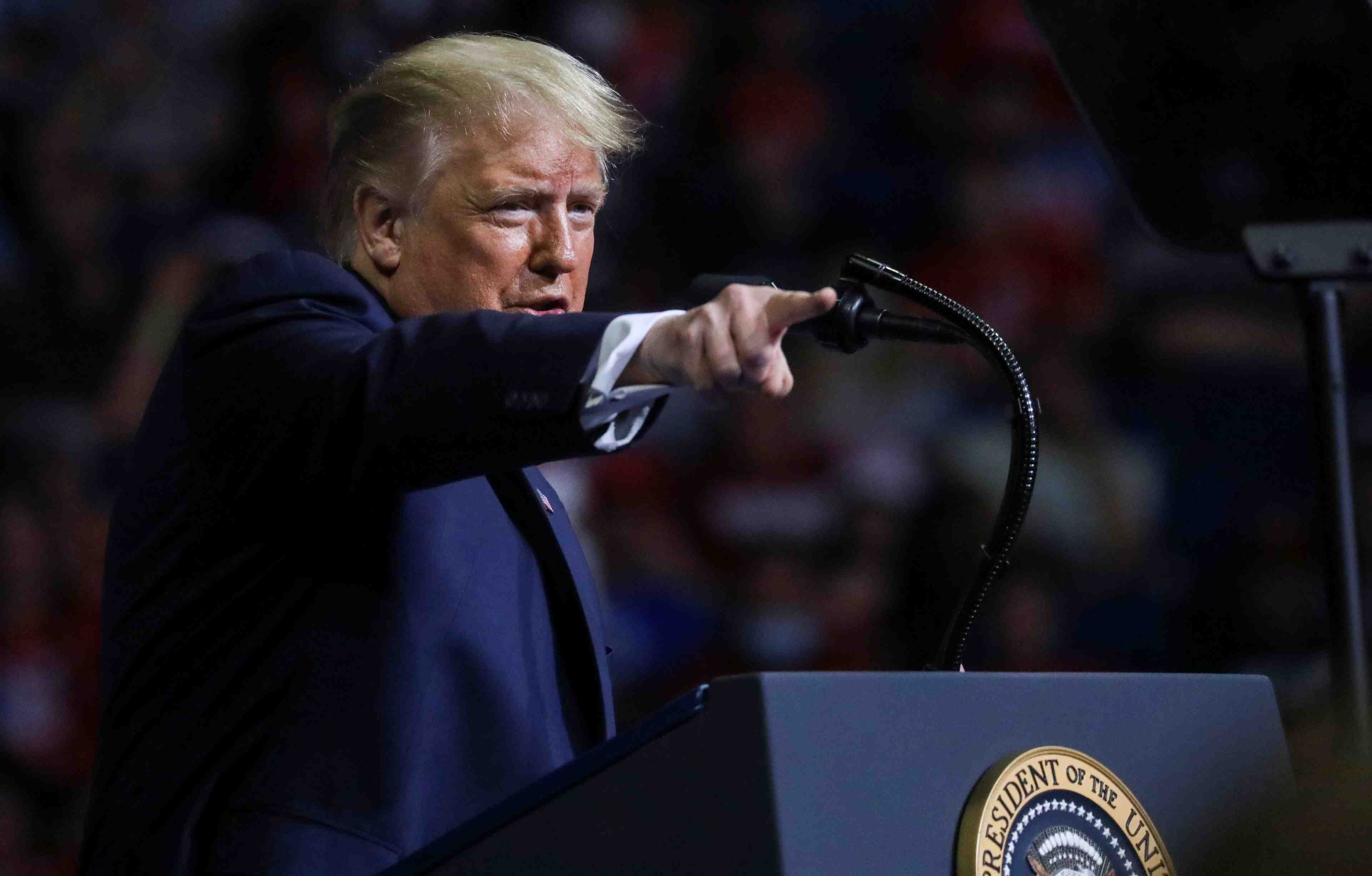 Trump suspend l'entree de certains travailleurs etrangers malgre l'opposition des entreprises