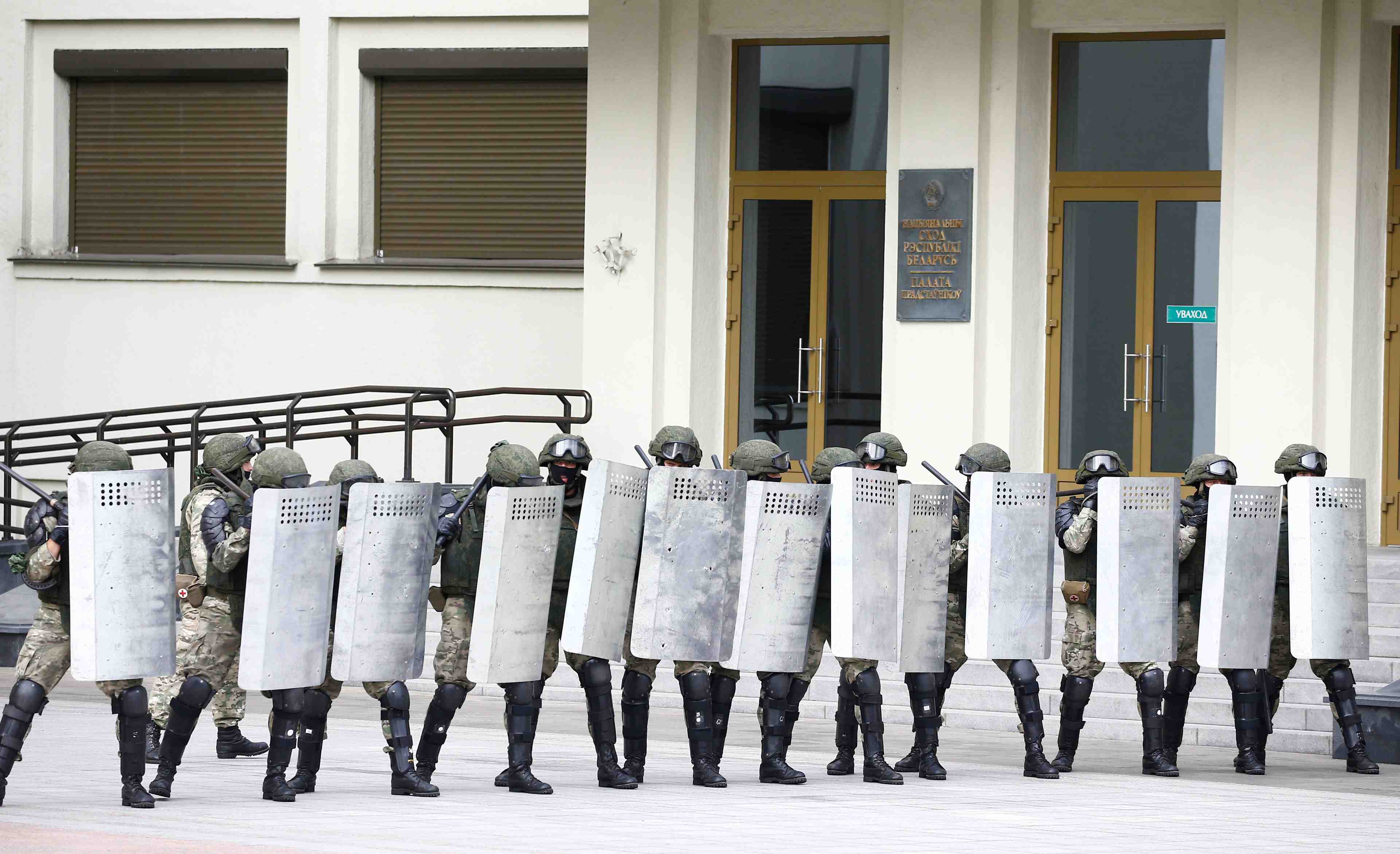 Des medecins arretes a minsk avant une manifestation antigouvernementale