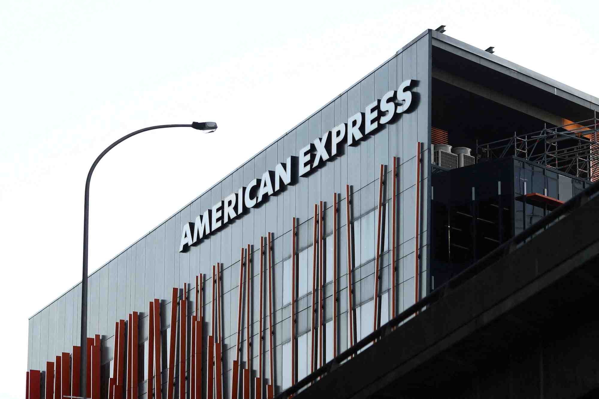 American express depasse les attentes au premier trimestre avec les depenses de voyages et loisirs