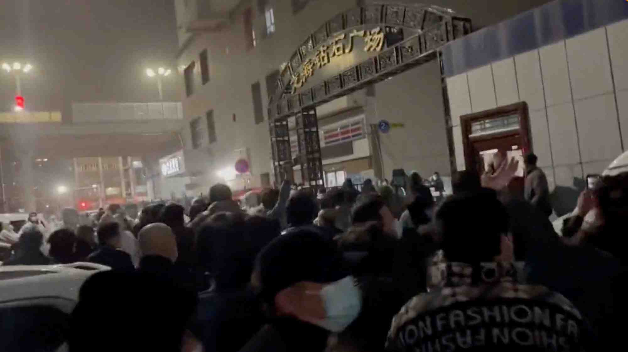 Manifestations contre les mesures de lutte contre l'epidemie de covid-19 a urumqi, dans le xinjiang-uygur, en chine