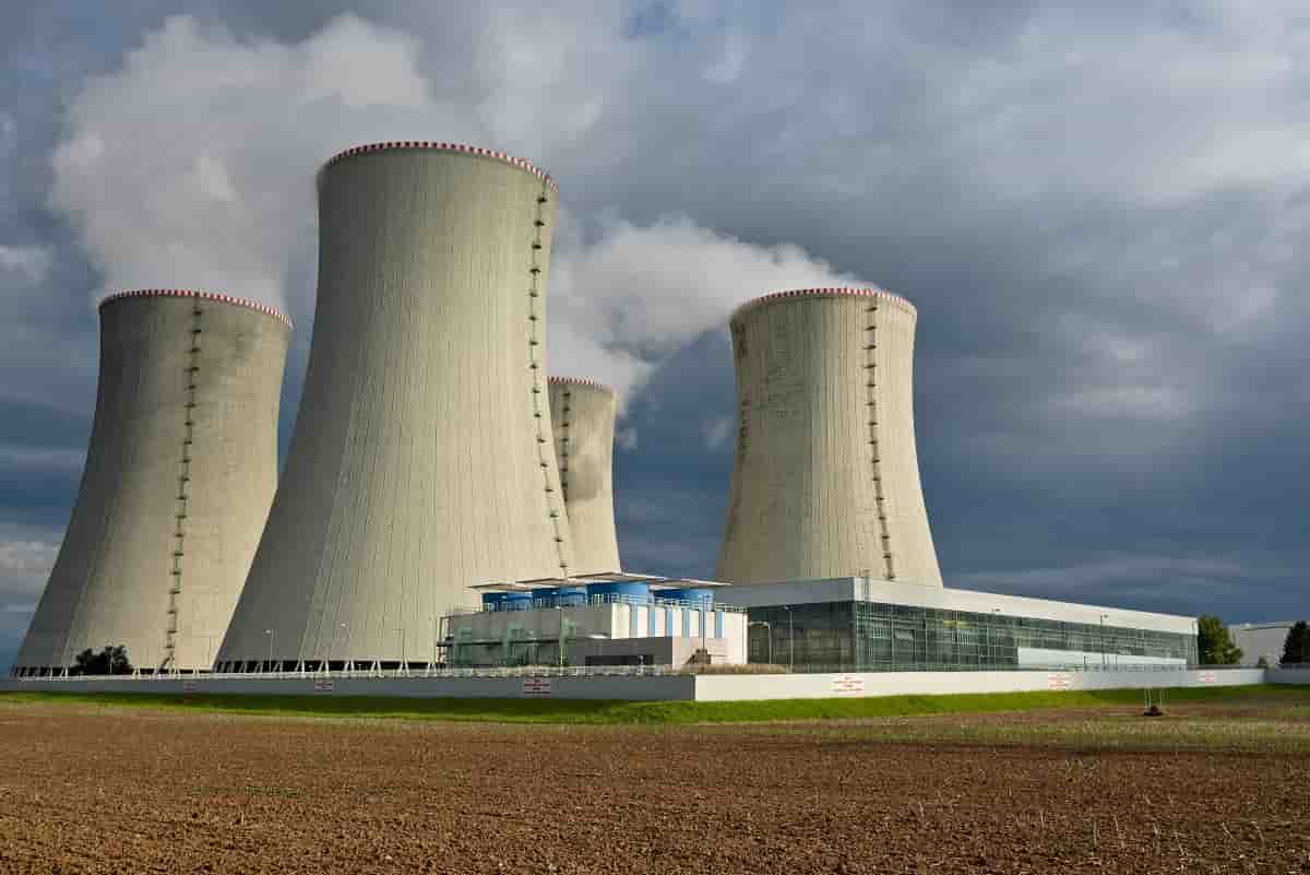Les partisans de l'atome soulignent qu'il s'agit d'une source d'énergie très peu émettrice de CO2 et pilotable, c'est-à-dire qui peut être mobilisée en fonction des besoins, à l'inverse du vent ou du soleil.