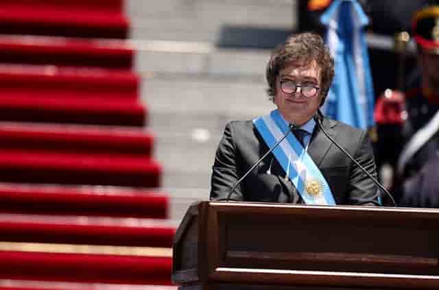 JavierMilei a été élu sur un programme de « tronçonnage » de l'Etat, de dégagisme de la « caste politique » et de thérapie de choc pour redresser l'Argentine où l'inflation dépasse les 160% sur un an et qui compte plus de 40% de pauvres.