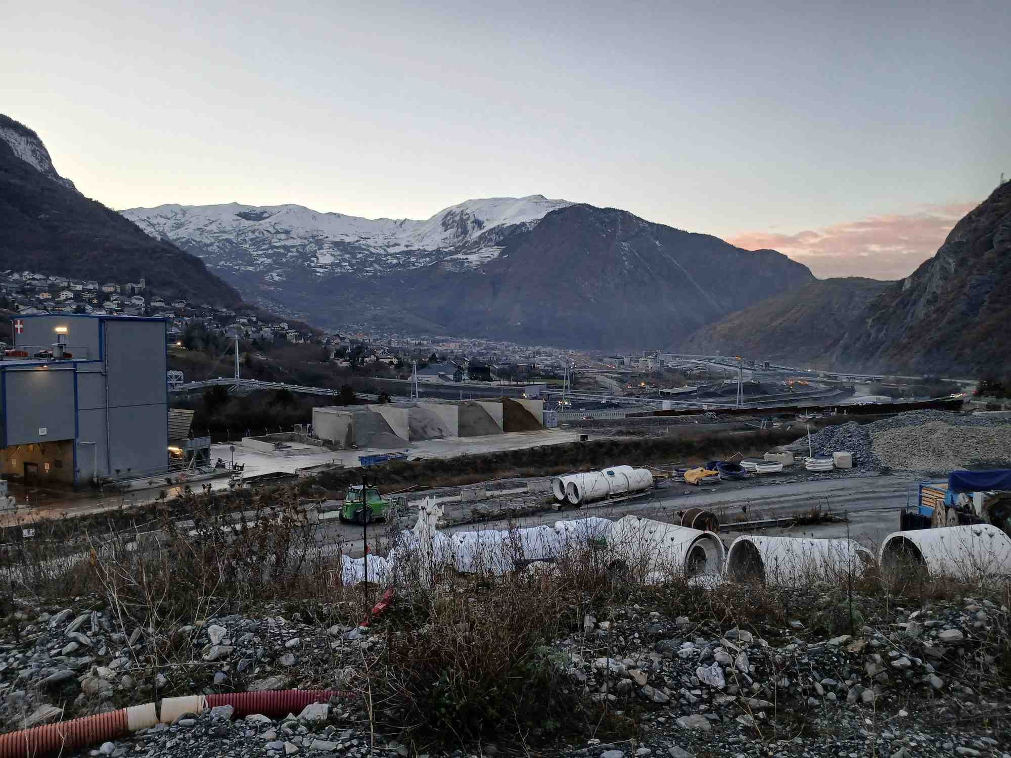 Le chantier du tunnel transfrontalier Lyon-Turin mobilise à ce jour 3.000 salariés en Savoie. Les acteurs du projet veulent, dans les années 2030, construire de nouvelles voies d'accès jusqu'à Lyon, via trois tunnels d'ampleur qui passeraient sur les massif de Belledonne et de la Chartreuse. Deux d'entre eux feraient environ vingt kilomètres. Crédits : ER/ La Tribune, décembre 2024.