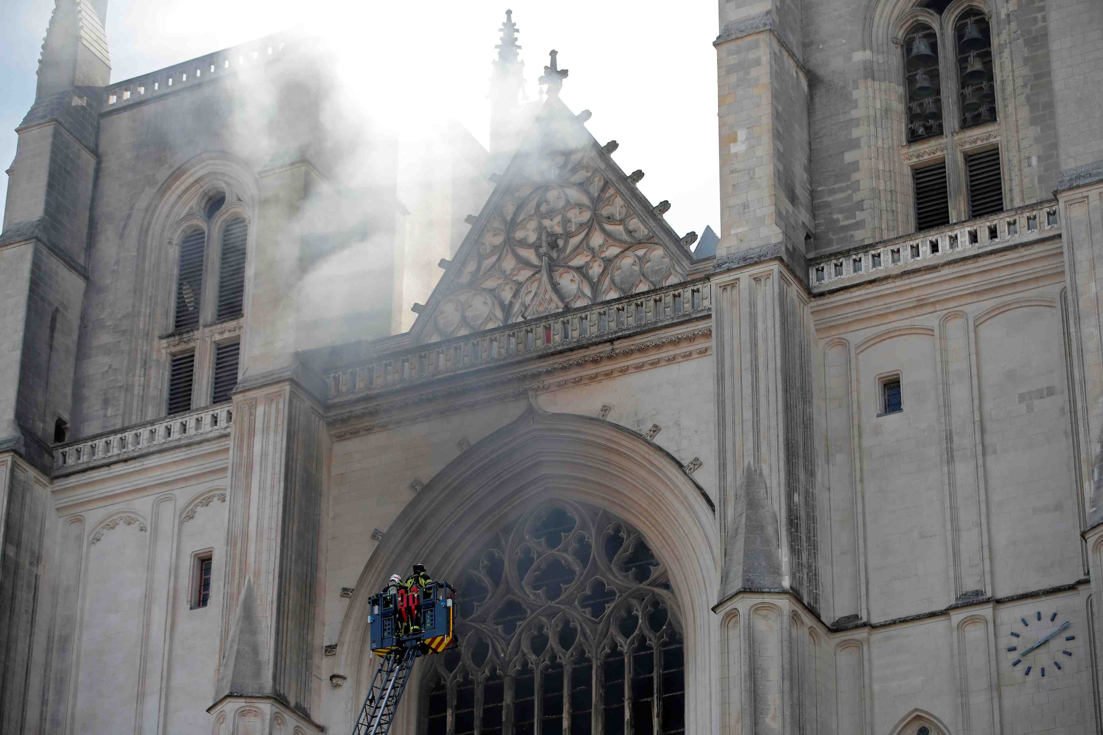 Un incendie dans une cathedrale de nantes, la piste criminelle privilegiee