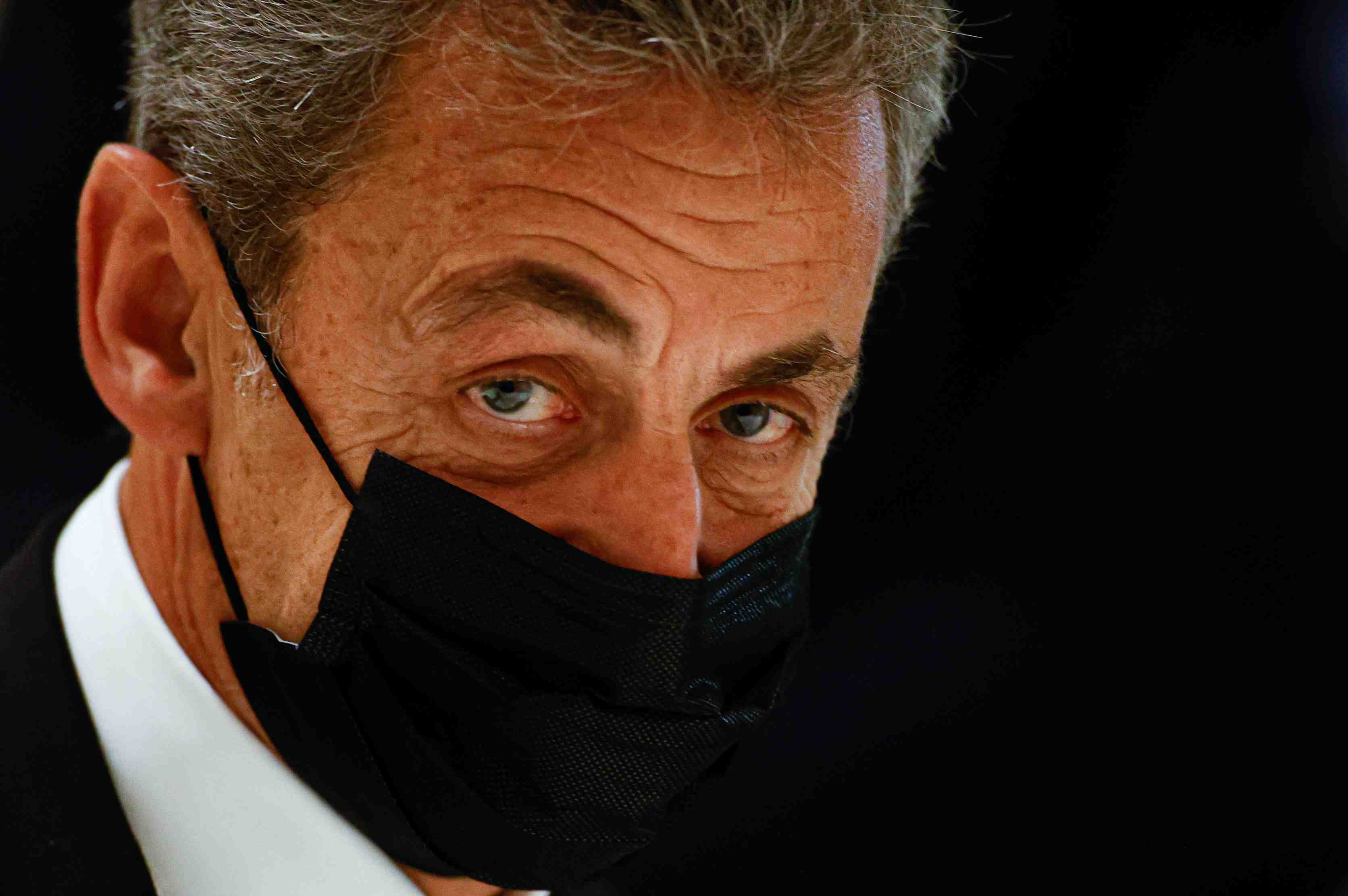 Sondages de l'elysee: nicolas sarkozy refuse de repondre sur le fond, selon bfm tv