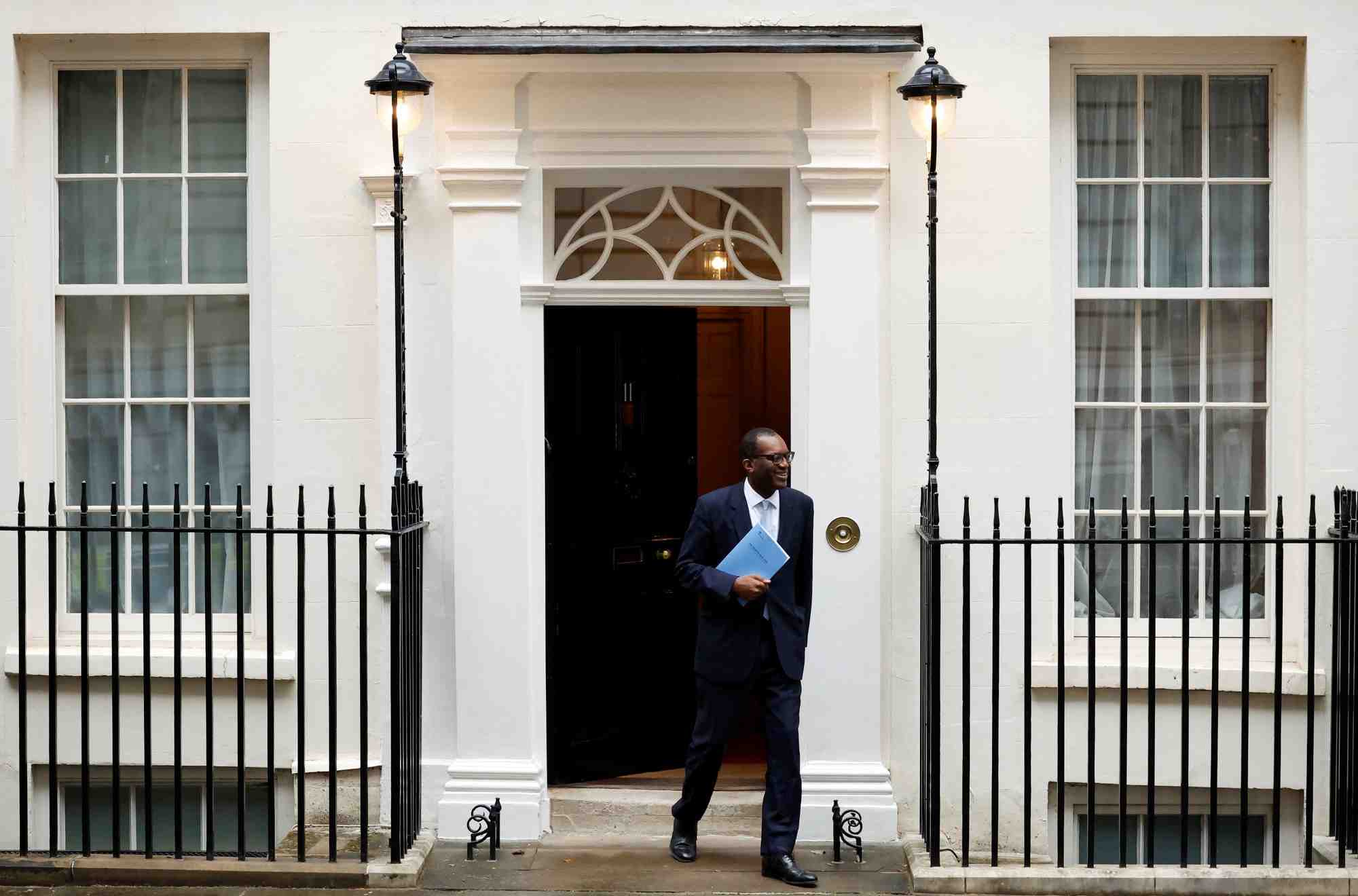 Le ministre des finances britannique, kwasi kwarteng, devant downing street a londres