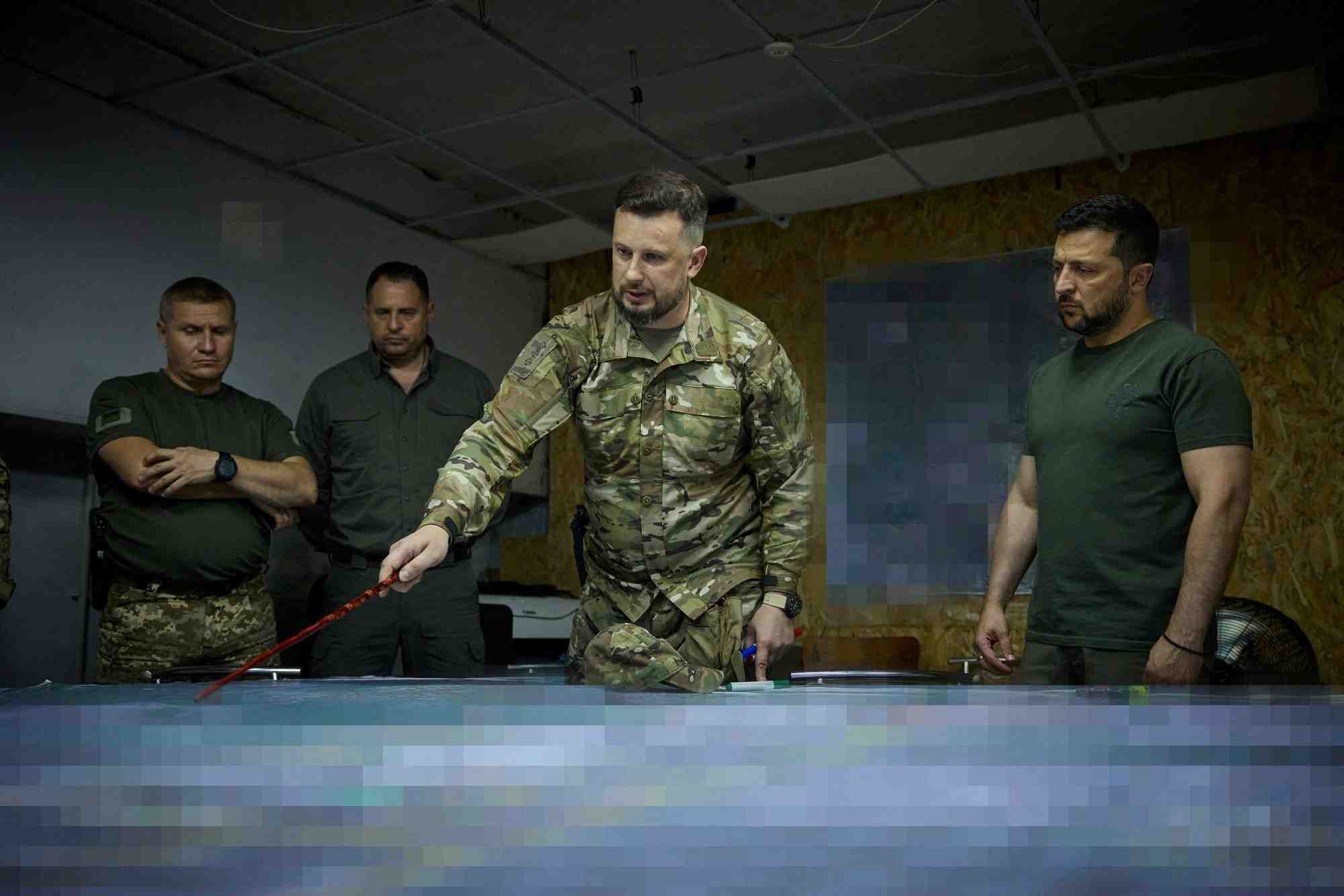 Le president ukrainien zelensky visite une ligne de front pres de la ville de soledar