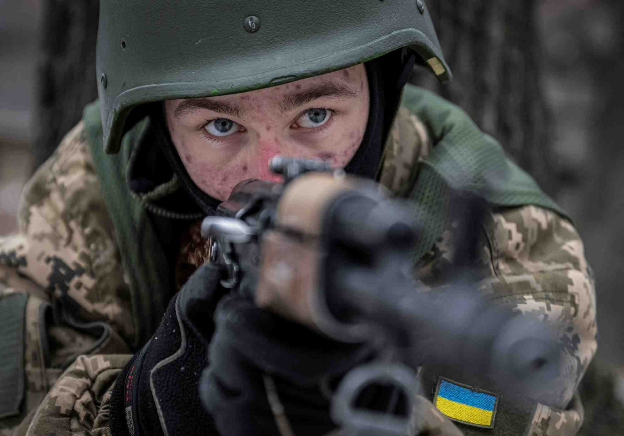 Des volontaires aspirent a rejoindre la 3e brigade d'assaut separee des forces armees ukrainiennes suivent une formation de base dans la region de kyiv
