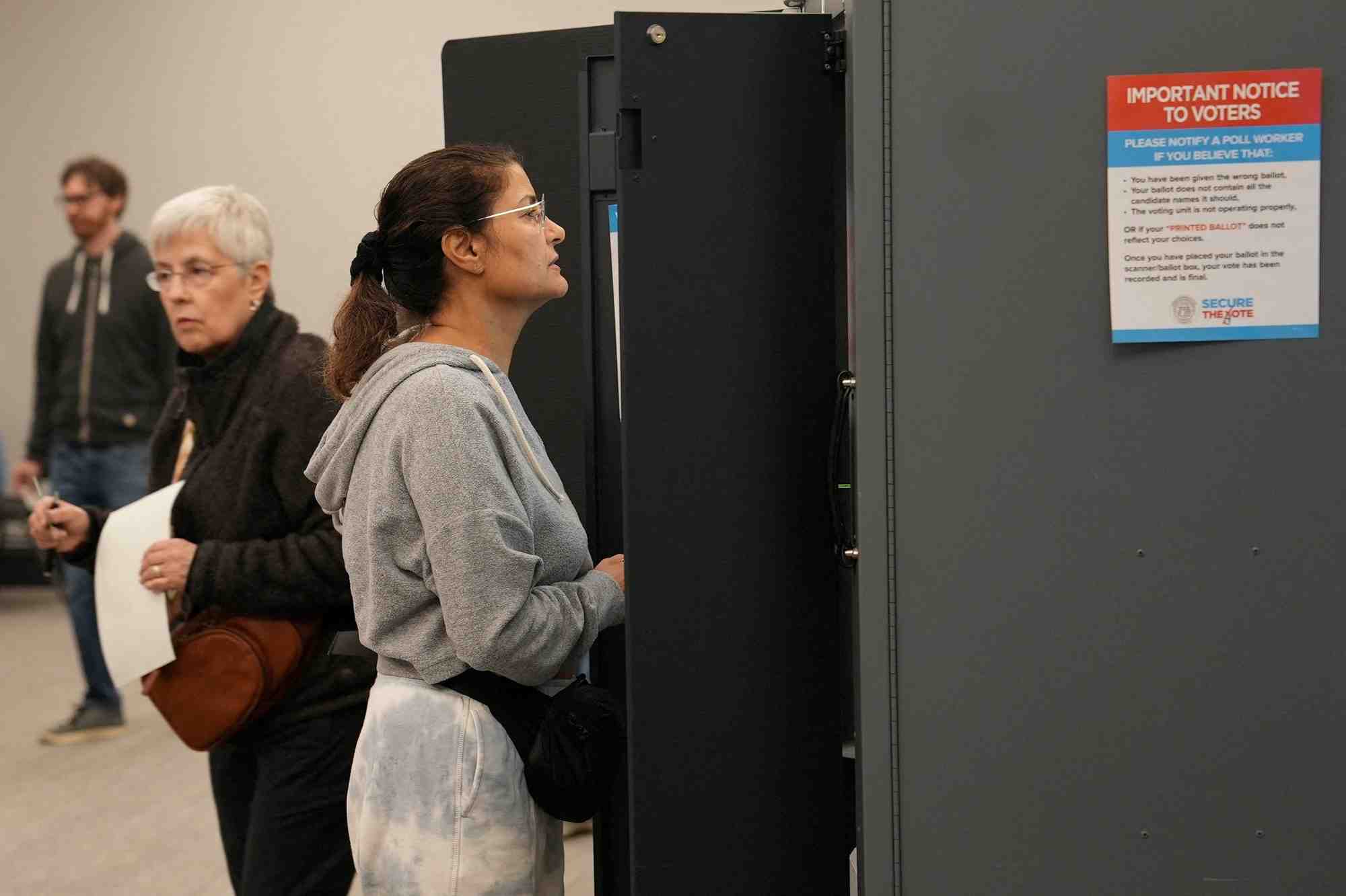 Des electeurs participent au vote anticipe dans un bureau de vote a marietta