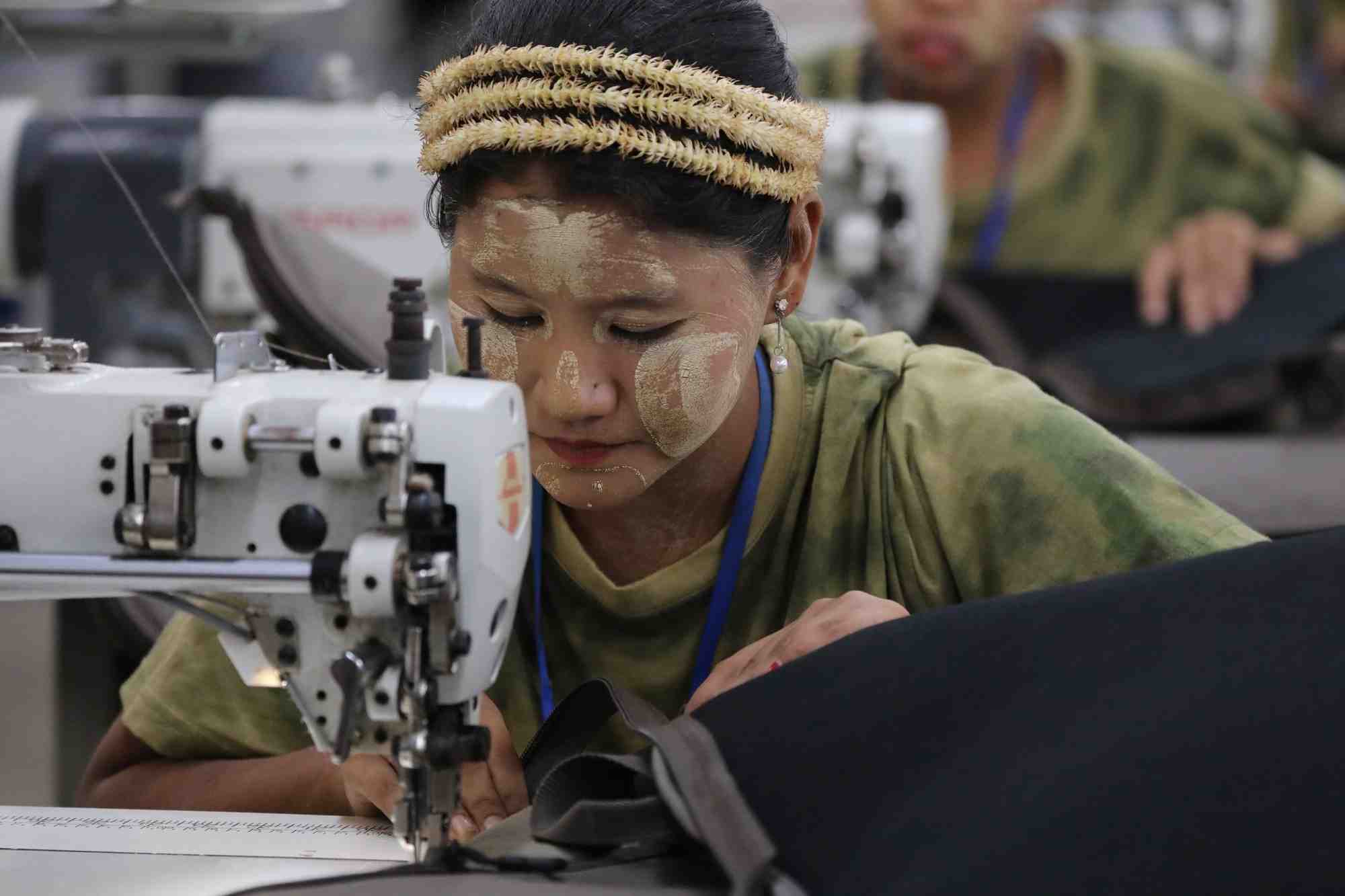 De nouveaux droits de douane sur des vêtements seront créés pour garantir le maintien de l'accès préférentiel au marché britannique actuellement offert aux pays en développement.[Photo: une couturière au travail dans l'usine textile de Yakeda Outdoor Travel Products, à Yangon (ex-Rangoun), la plus grande ville du Myanmar (Birmanie).