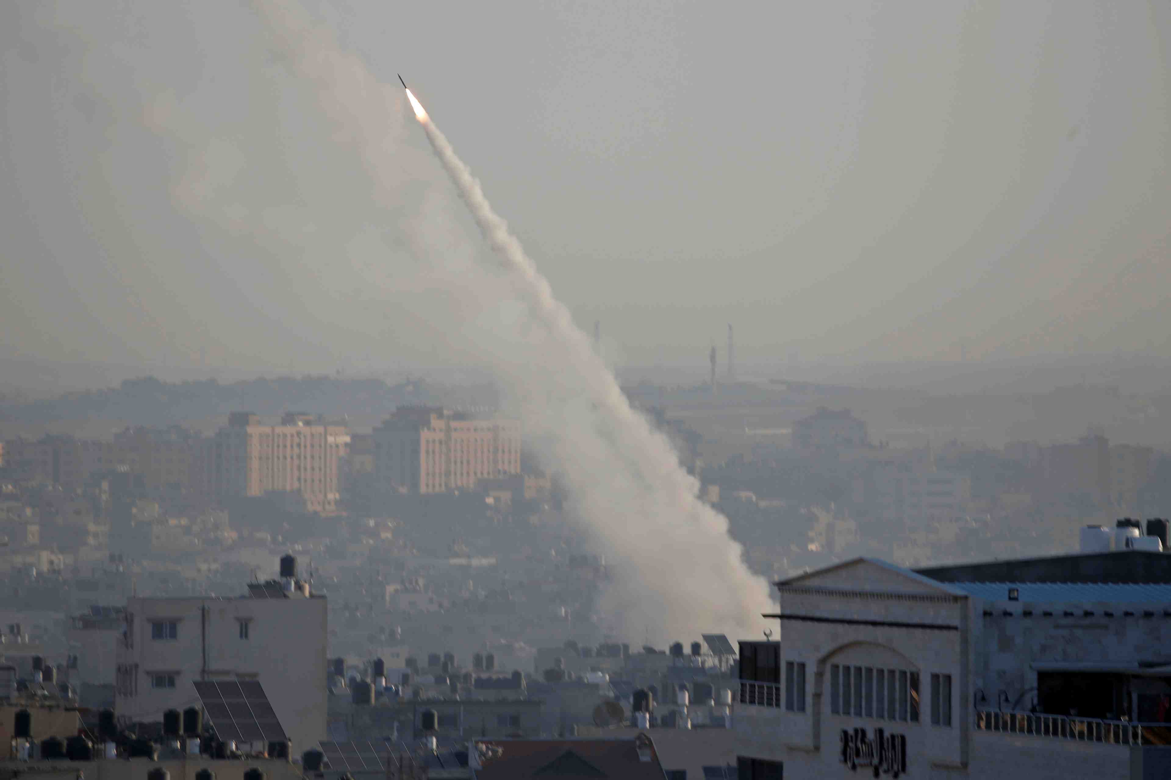 Israel abat un chef du djihad islamique, tirs de roquettes depuis gaza