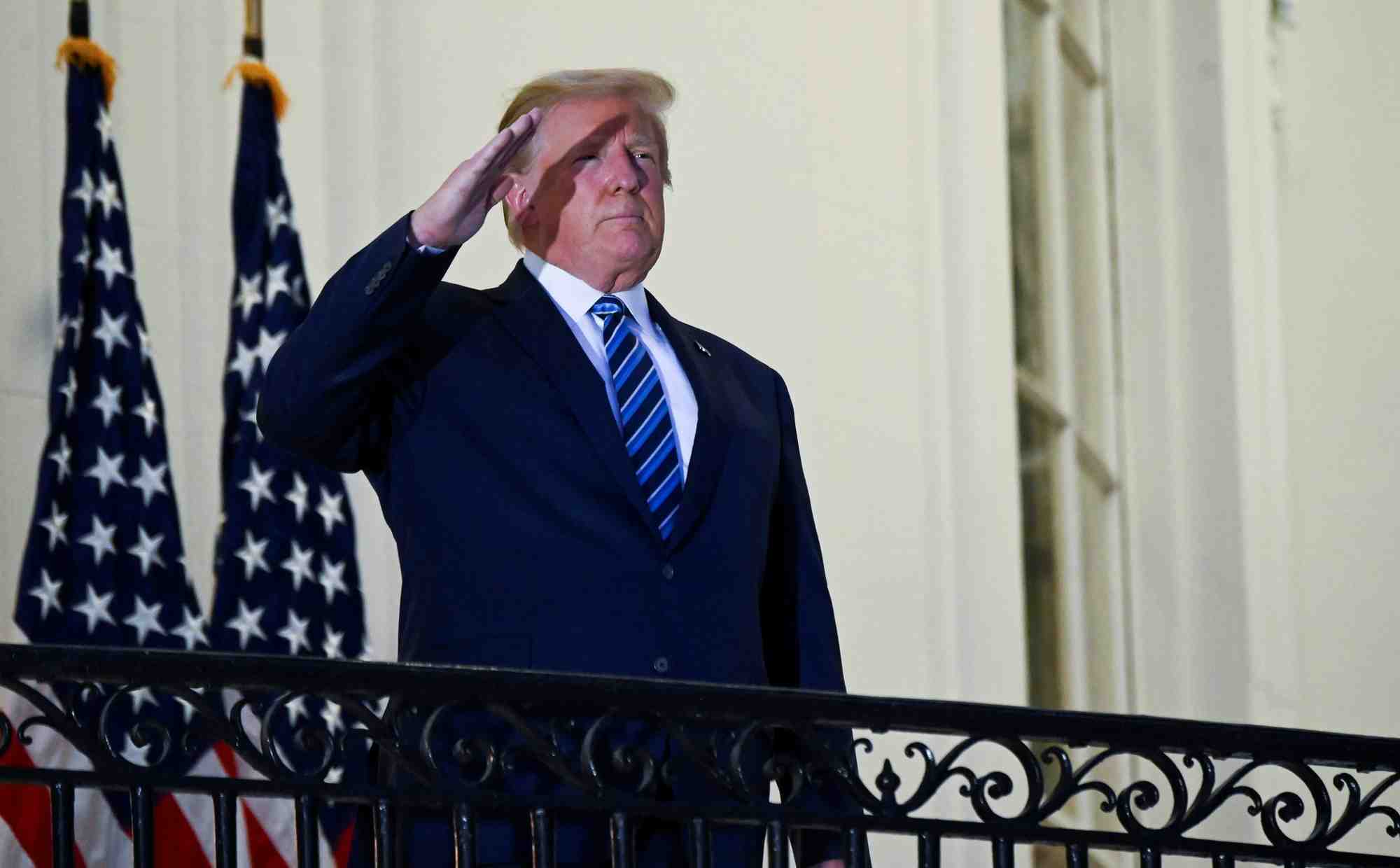 Trump, de retour au bureau ovale, se dit beni d'avoir attrape le coronavirus