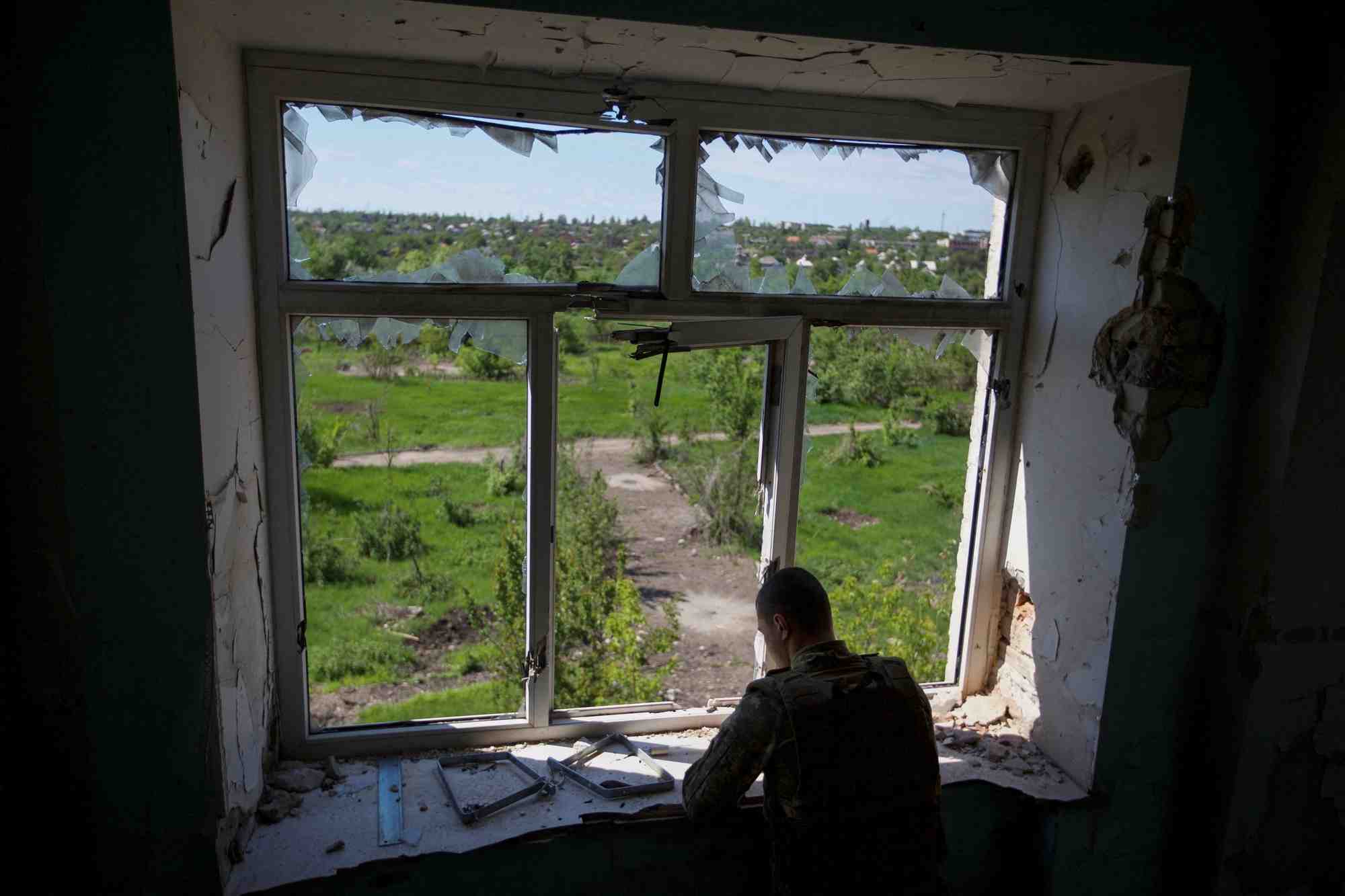 La russie avance dans le donbass ; l'ukraine reclame des armes de longue portee