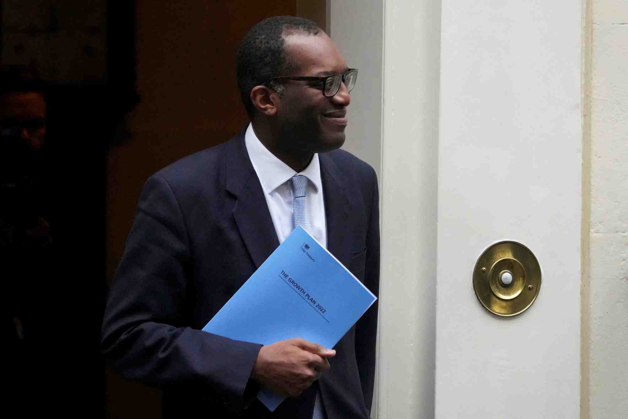 Le ministre des finances britannique, kwasi kwarteng, devant downing street a londres