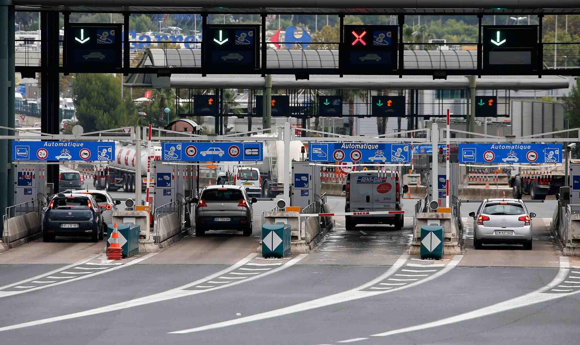 Un poste de peage a cannes, en france
