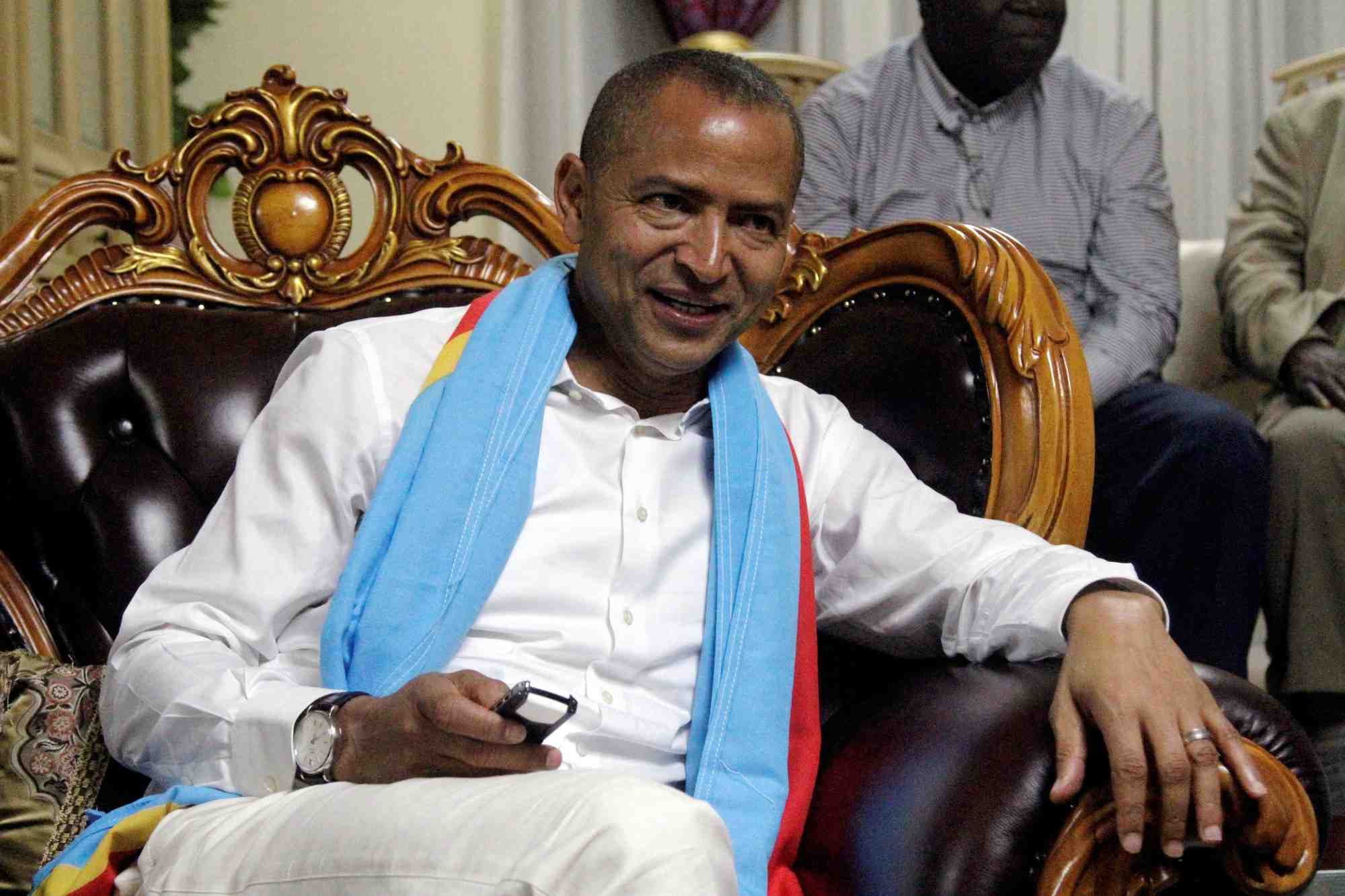 L'opposant moise katumbi parle a ses partisans apres avoir quitte le bureau du procureur a lubumbashi