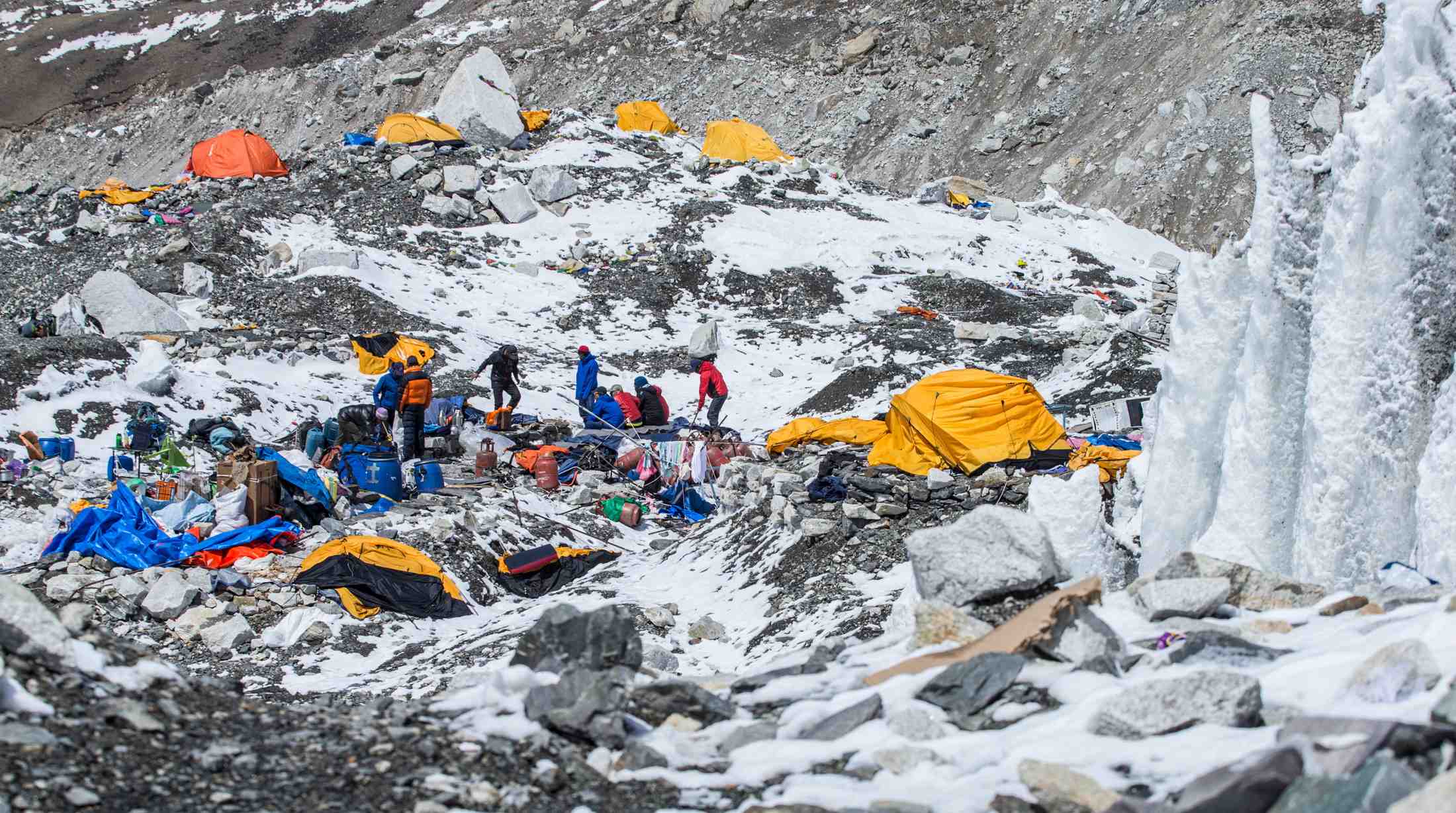 Tous les alpinistes bloques dans l'everest ont ete evacues