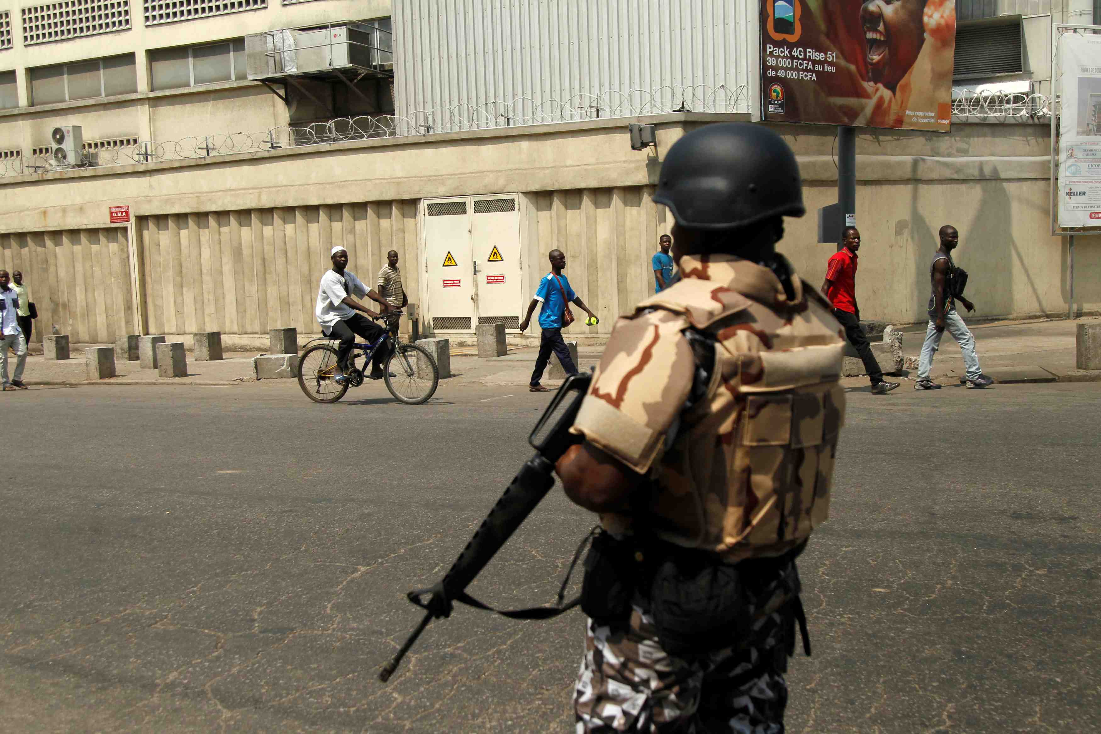 Des gendarmes ivoiriens tirent en l'air dans le port d'abidjan