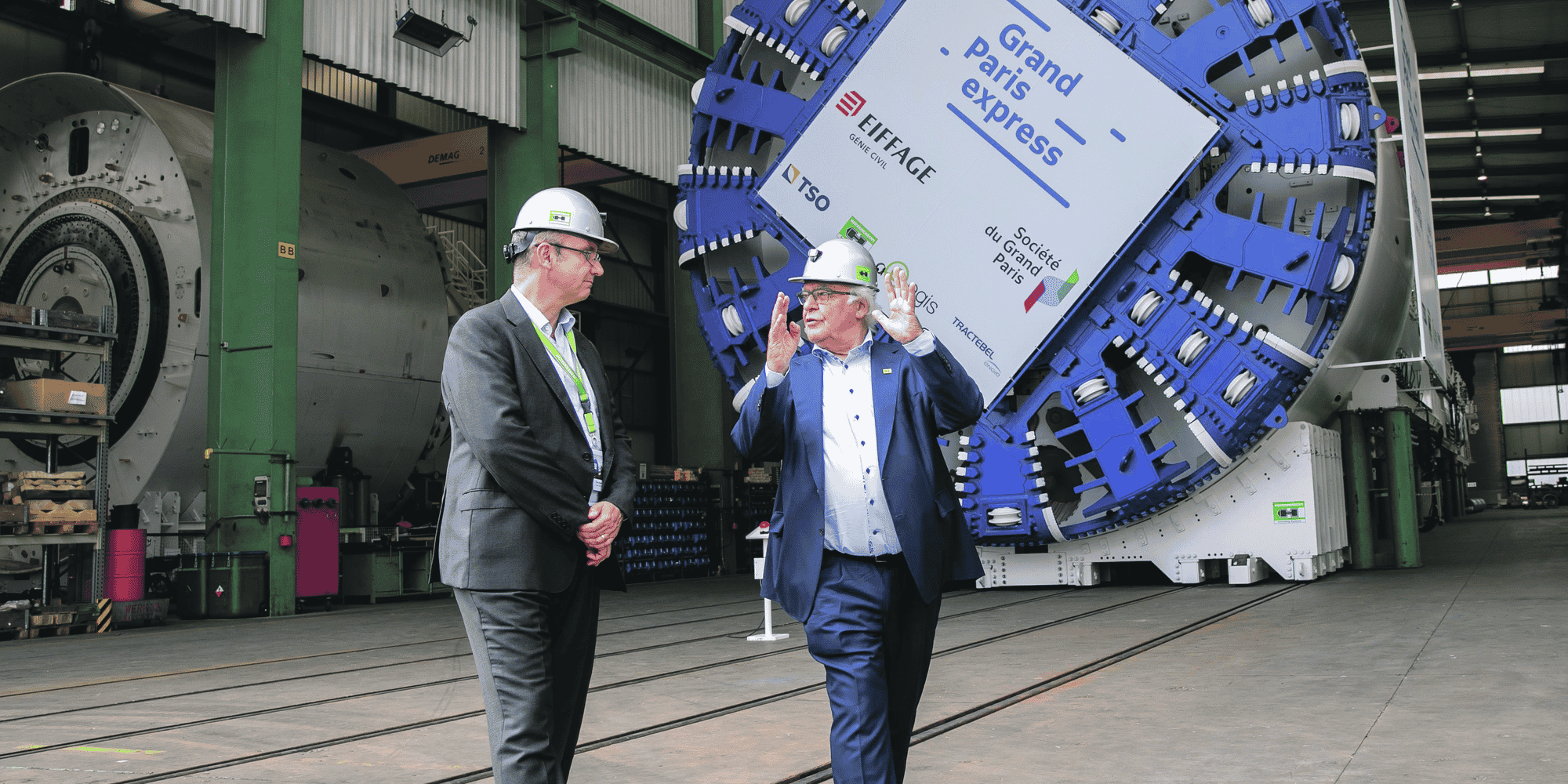 Thierry Dallard (à g.), président de la Société du Grand Paris Express, et Martin Herrenknecht, fondateur de l'entreprise allemande qui fabrique le tunnelier destiné à creuser les galeries du super-métro.