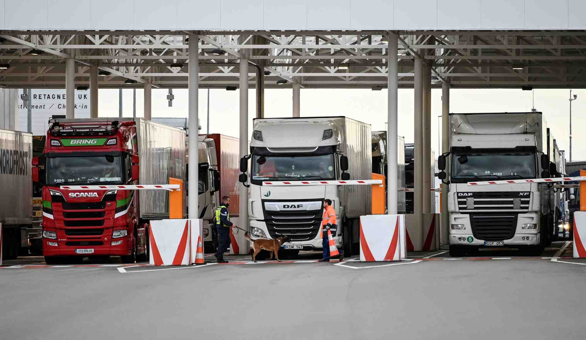 Brexit: des files de camions a perte de vue aux abords du port de douvres