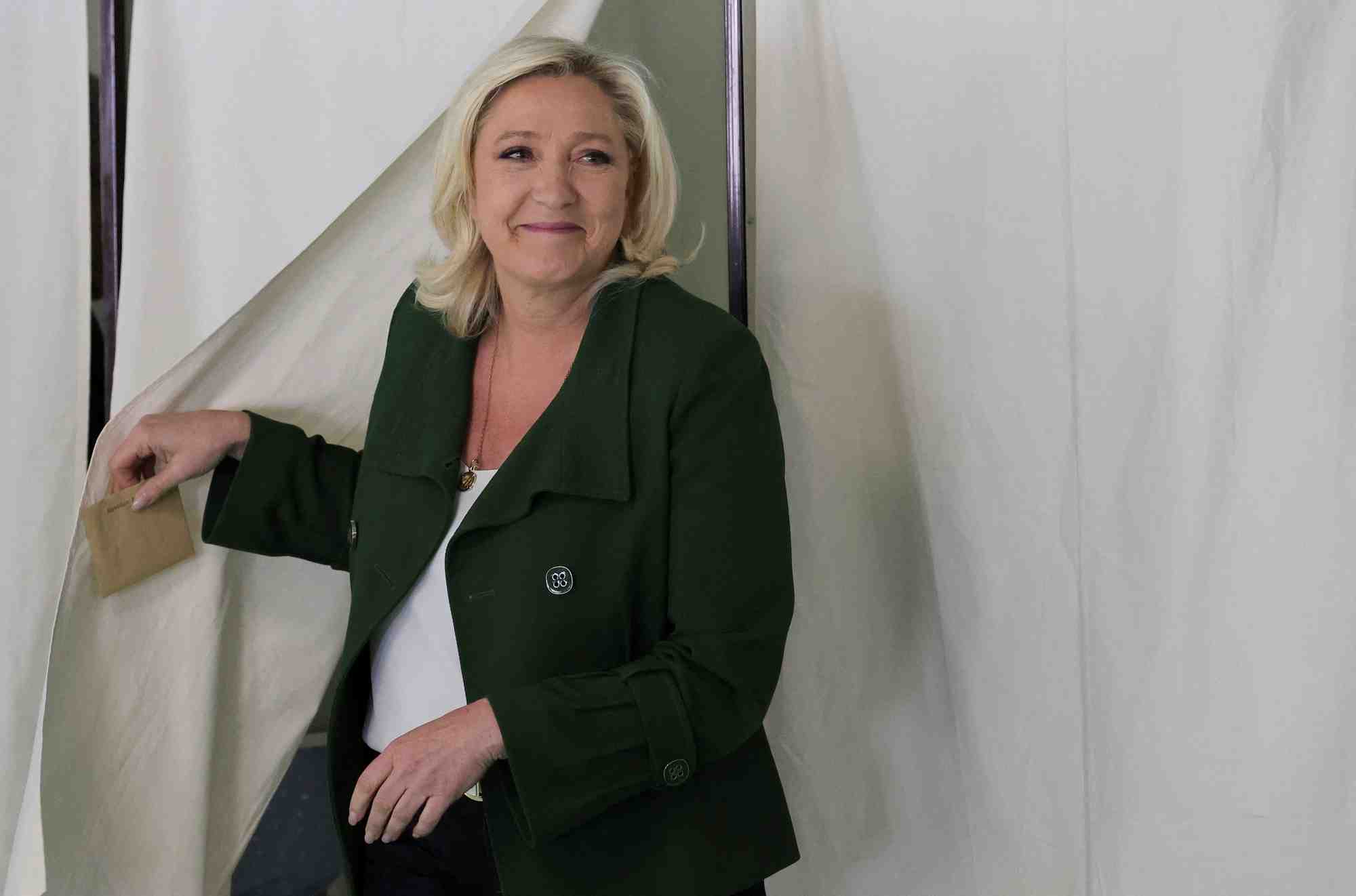 Le rn se dit "premier opposant", marine le pen abandonne la presidence du parti