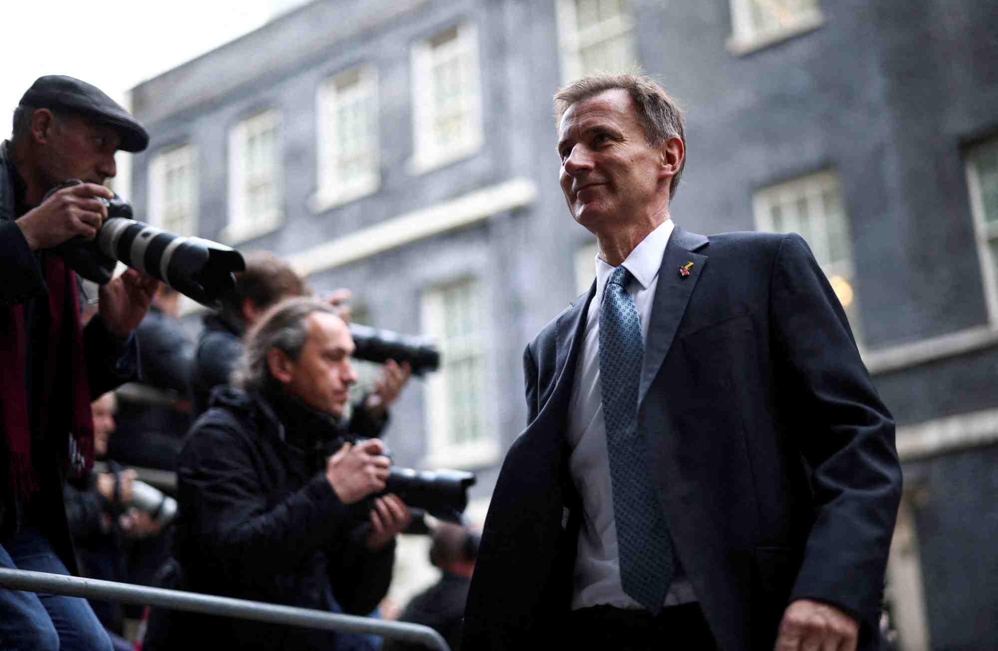 Le ministre britannique des finances, jeremy hunt, devant le 10 downing street