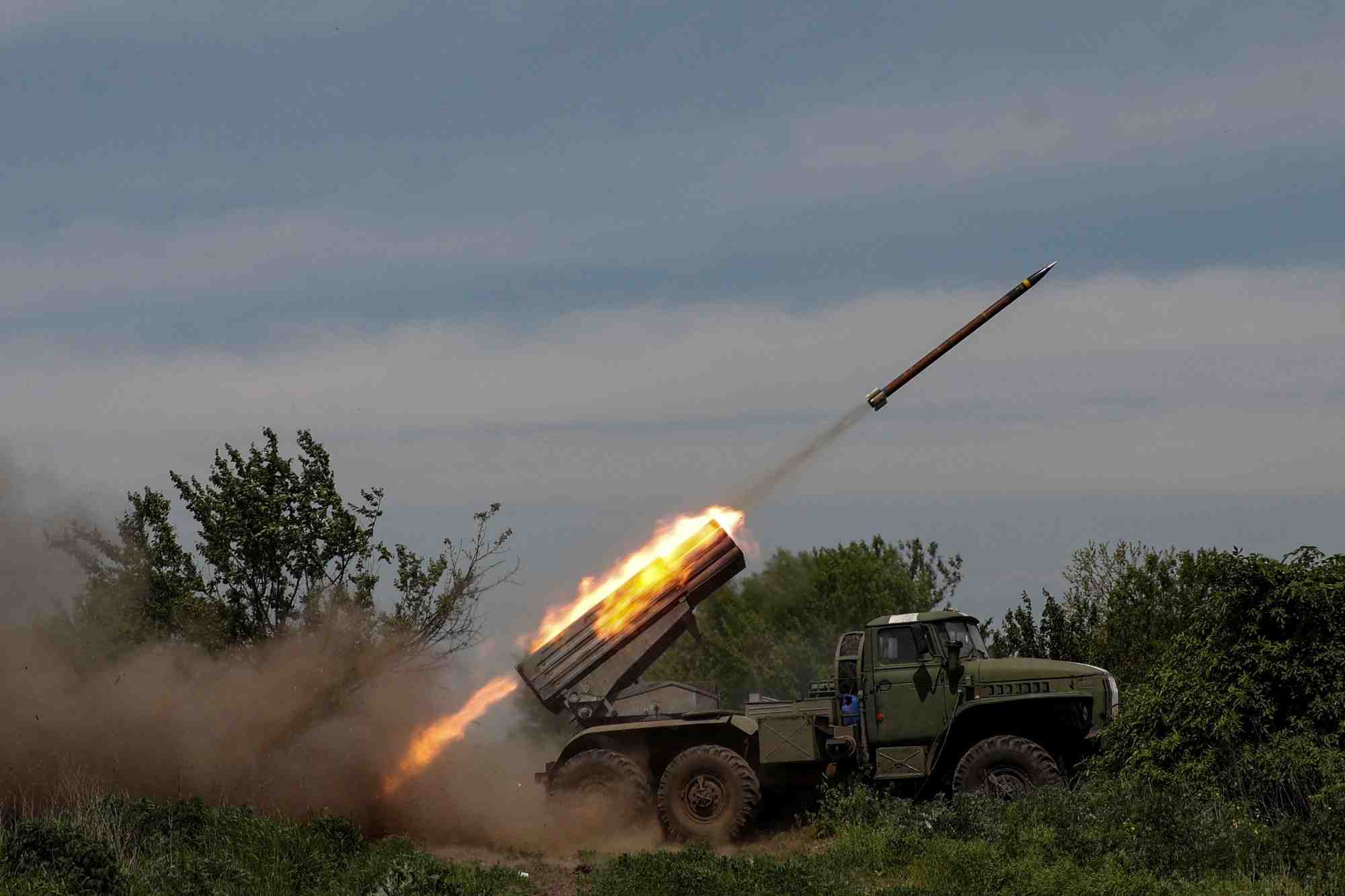 Des soldats ukrainiens tirent une roquette pres de la ville de bakhmut