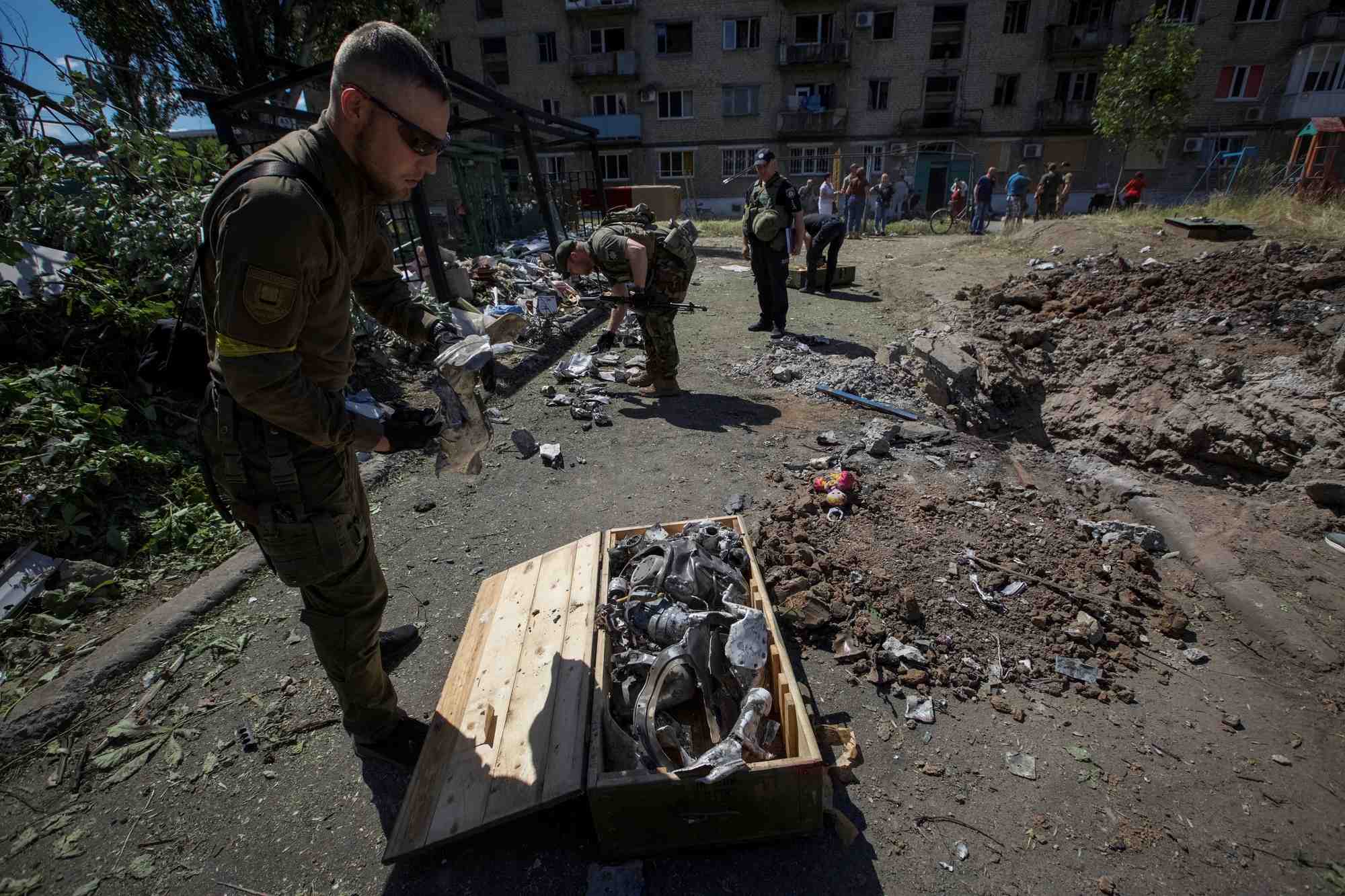 Des experts de la police travaillent apres une frappe militaire a kurakhove, en ukraine