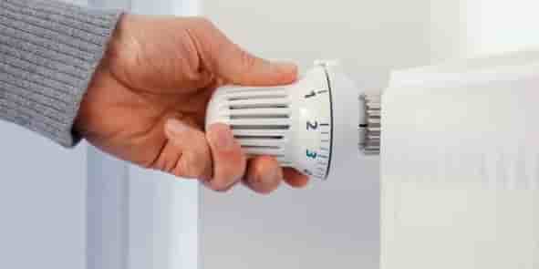 75% des ménages interrogés dans le Baromètre énergie-info 2024 ont déclaré avoir restreint le chauffage dans leur logement pour ne pas avoir des factures trop élevées.