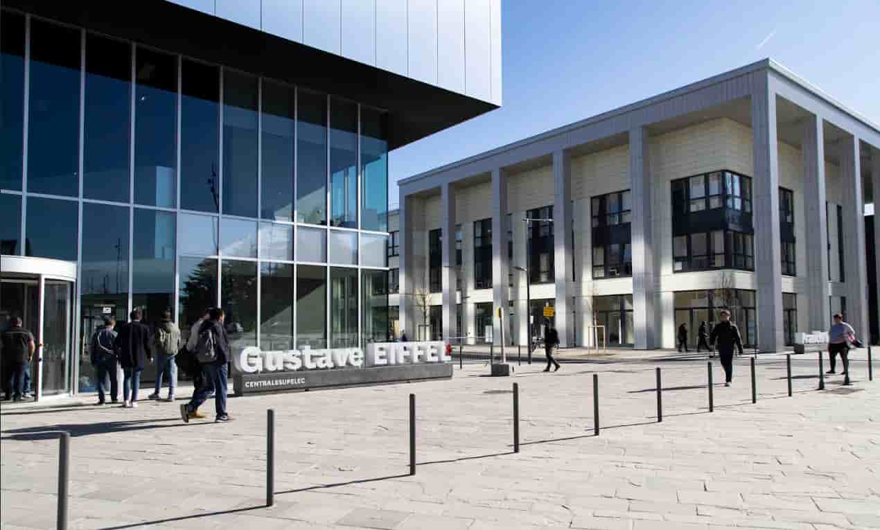 À une vingtaine de kilomètres au sud de Paris, le plateau de Saclay compte des écoles d'ingénieur prestigieuses, une université, des centres de recherche publics et privés, ou encore des incubateurs de start-up.