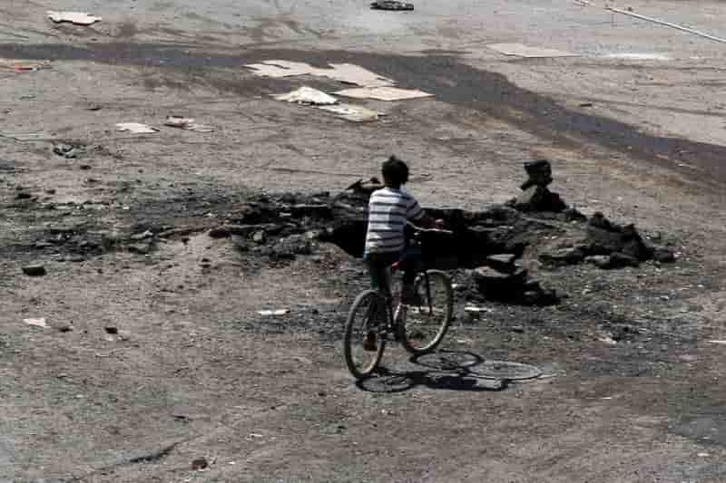 Des camions d'aide humanitaire bombardes pres d'alep