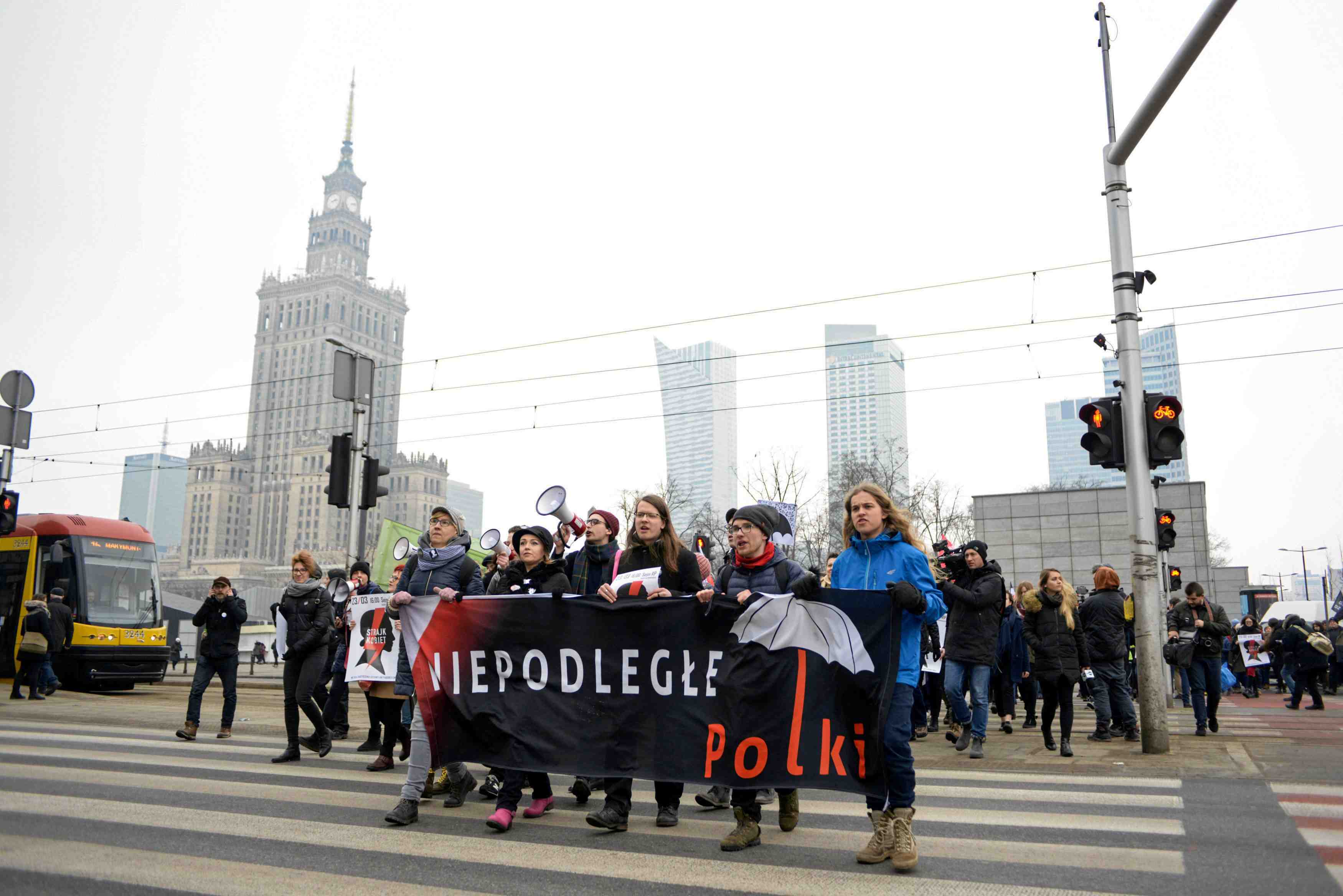 Des milliers de manifestants contre les restrictions a l'ivg en pologne