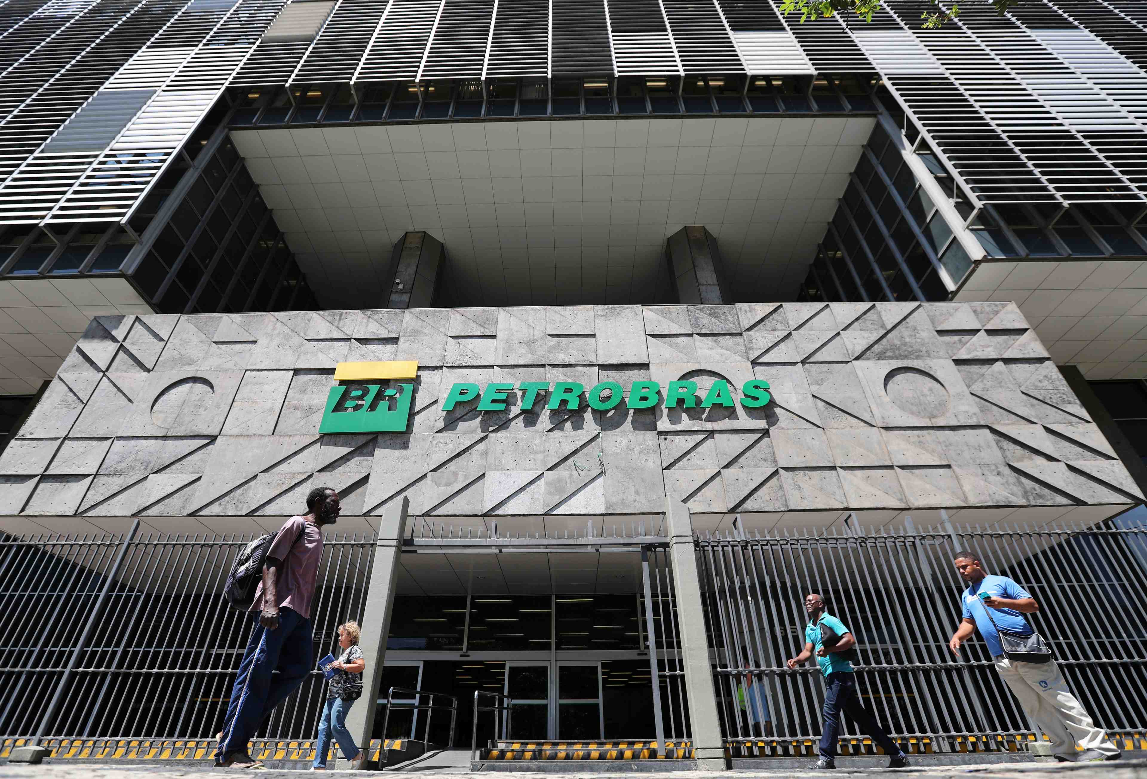 Bresil: bolsonaro a decide de nommer un nouveau president chez petrobas